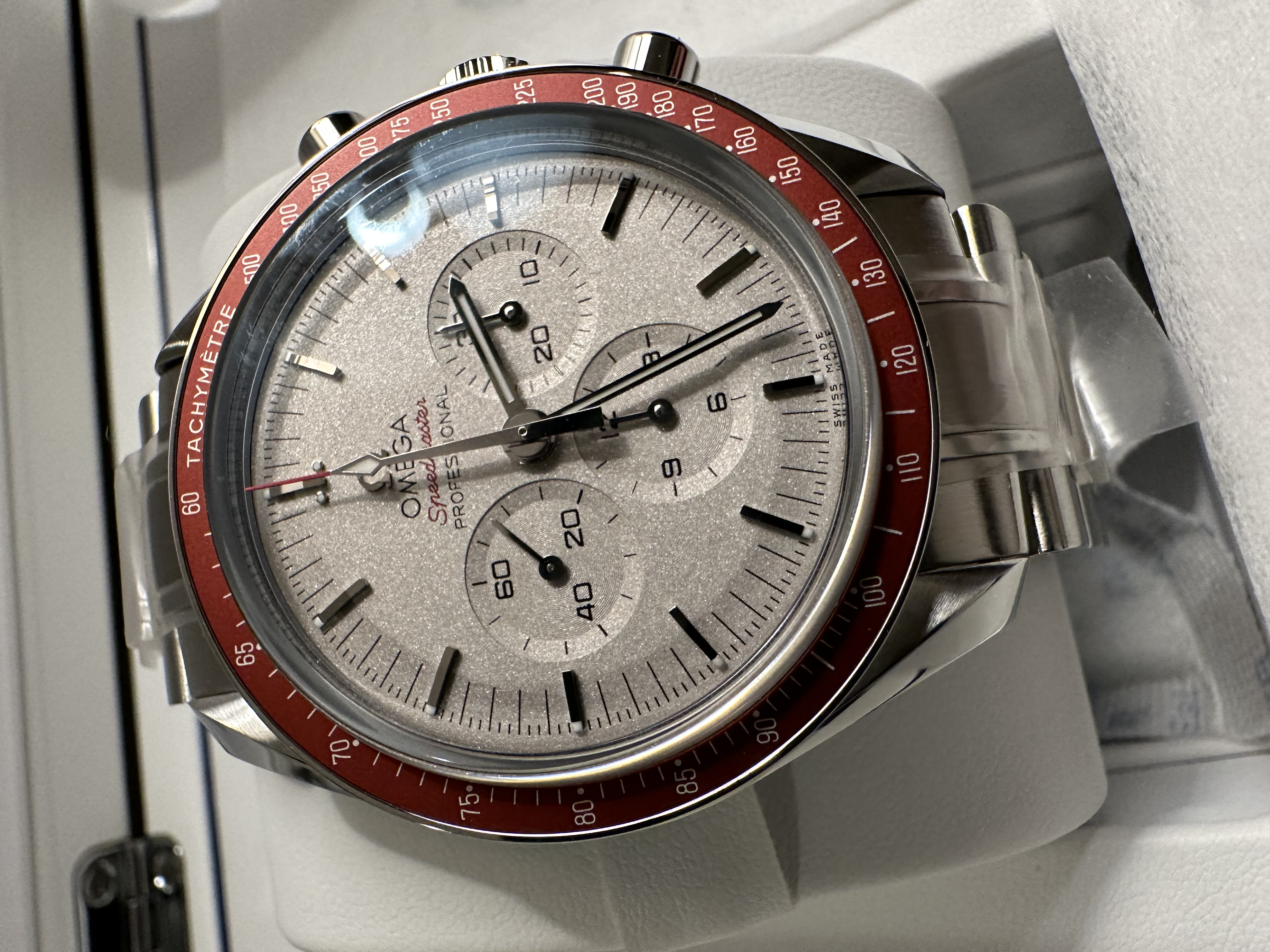 522.30.42.30.06.001 Omega Speedmaster Red Tokyo 2020 Rising Sun