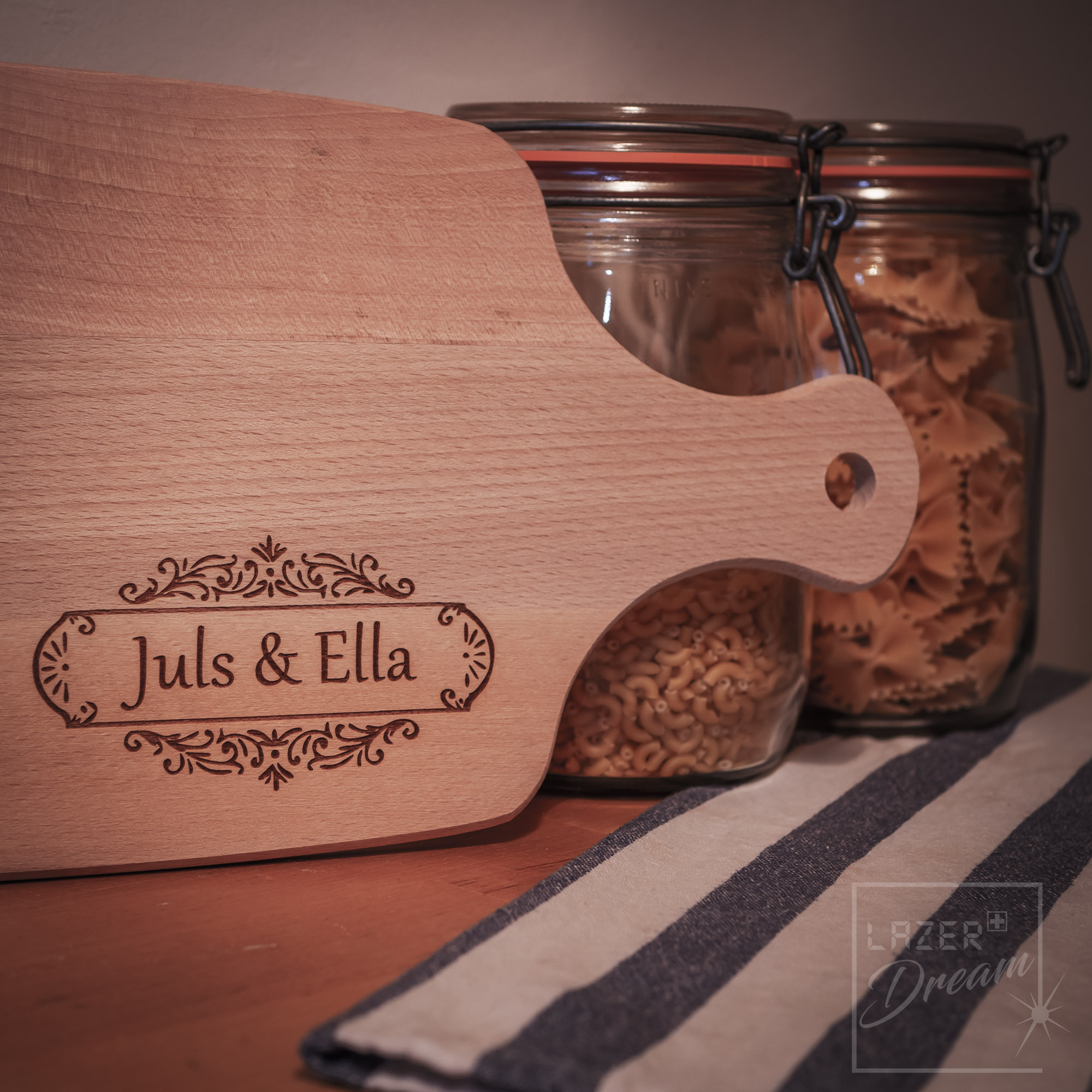 38x18x1.1cm Wooden board in European beech - Customizable / Planche à découper en hêtre (EU) personnalisable