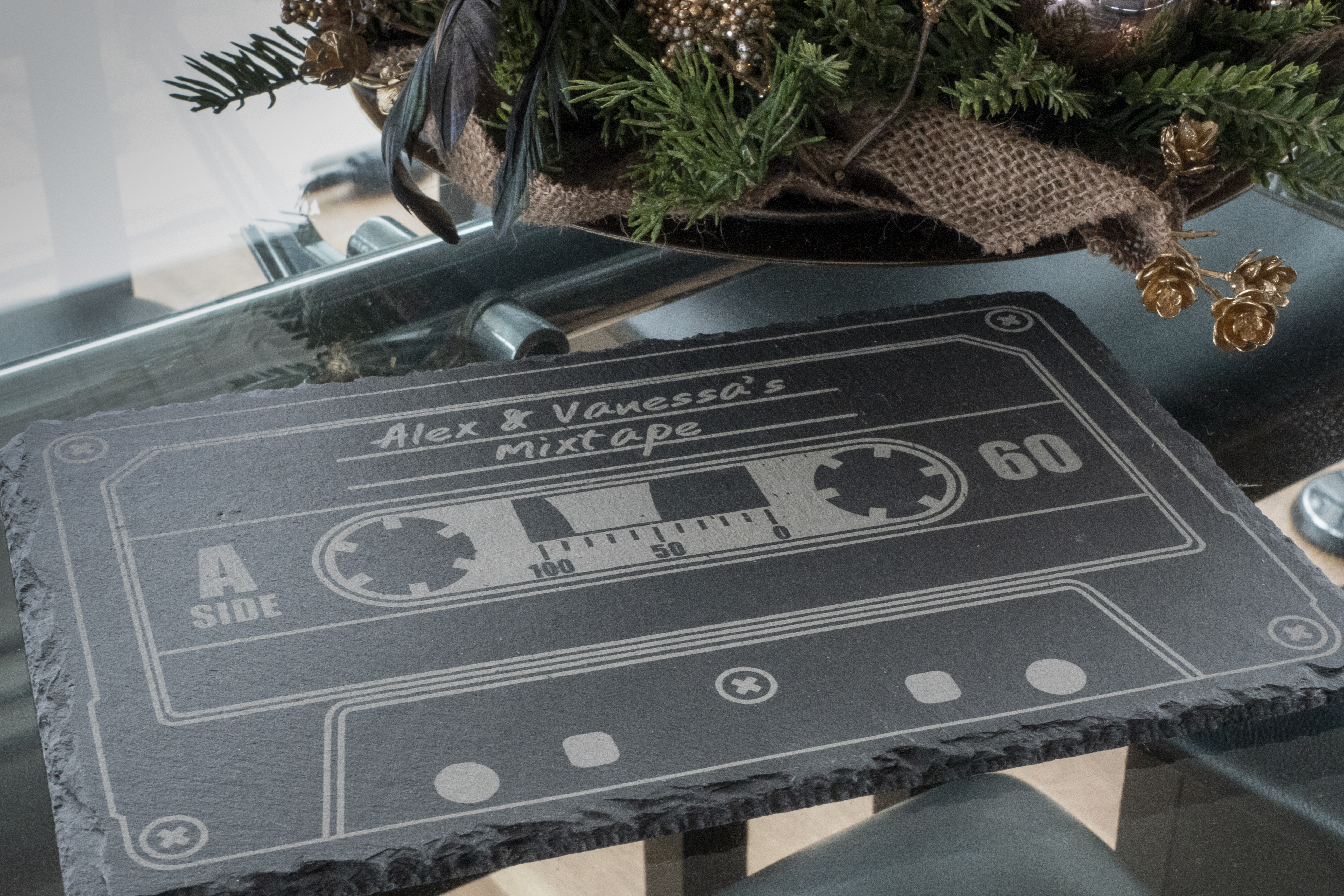 30x20cm Slate board with cassette tape motif - Customizable / Planche apéro en ardoise avec motif cassette tape personnalisable