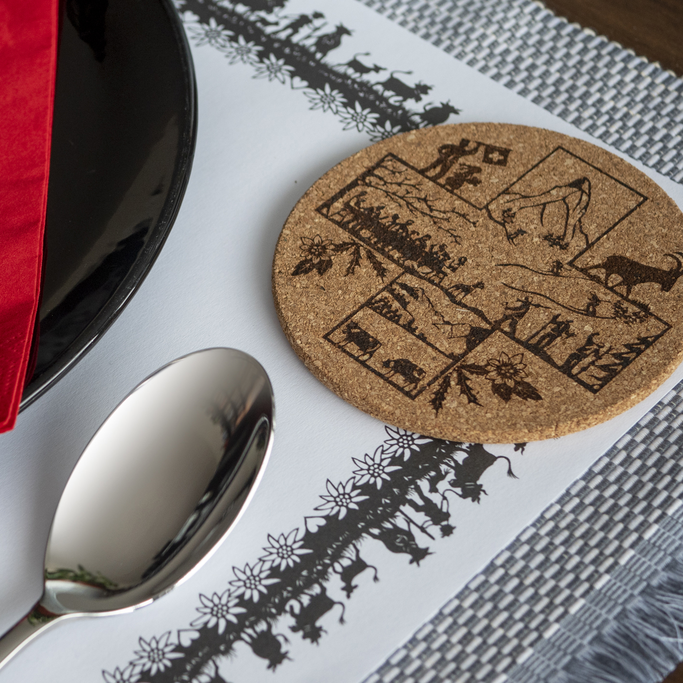 Cork coasters with Swiss cut out inspired motifs / Dessous de verre en liège avec motifs inspirés par les découpages Suisse