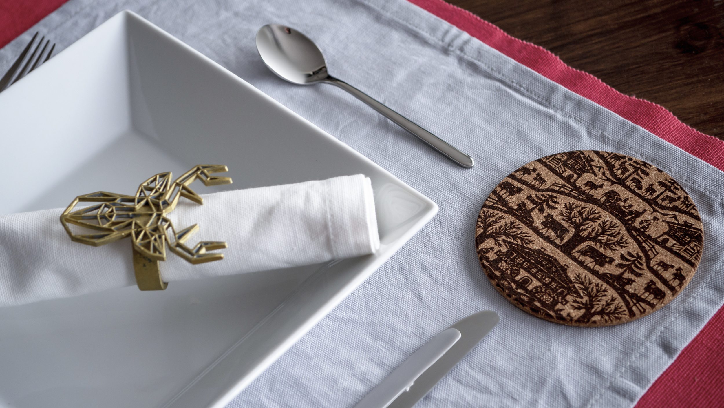Cork coasters with Swiss cut out inspired motifs / Dessous de verre en liège avec motifs inspirés par les découpages Suisse