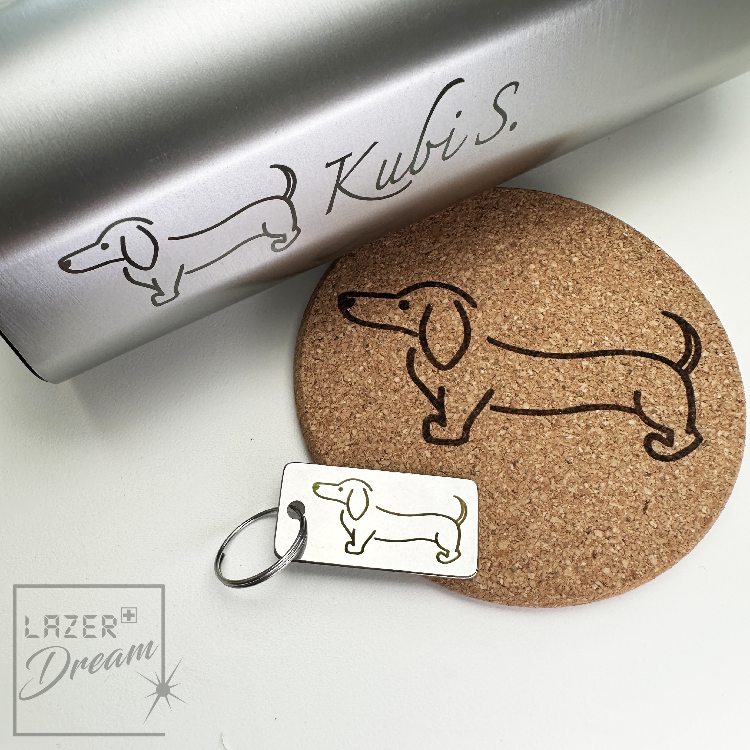 Cork coasters with dog motifs  / Dessous de verre en liège avec motifs de chien