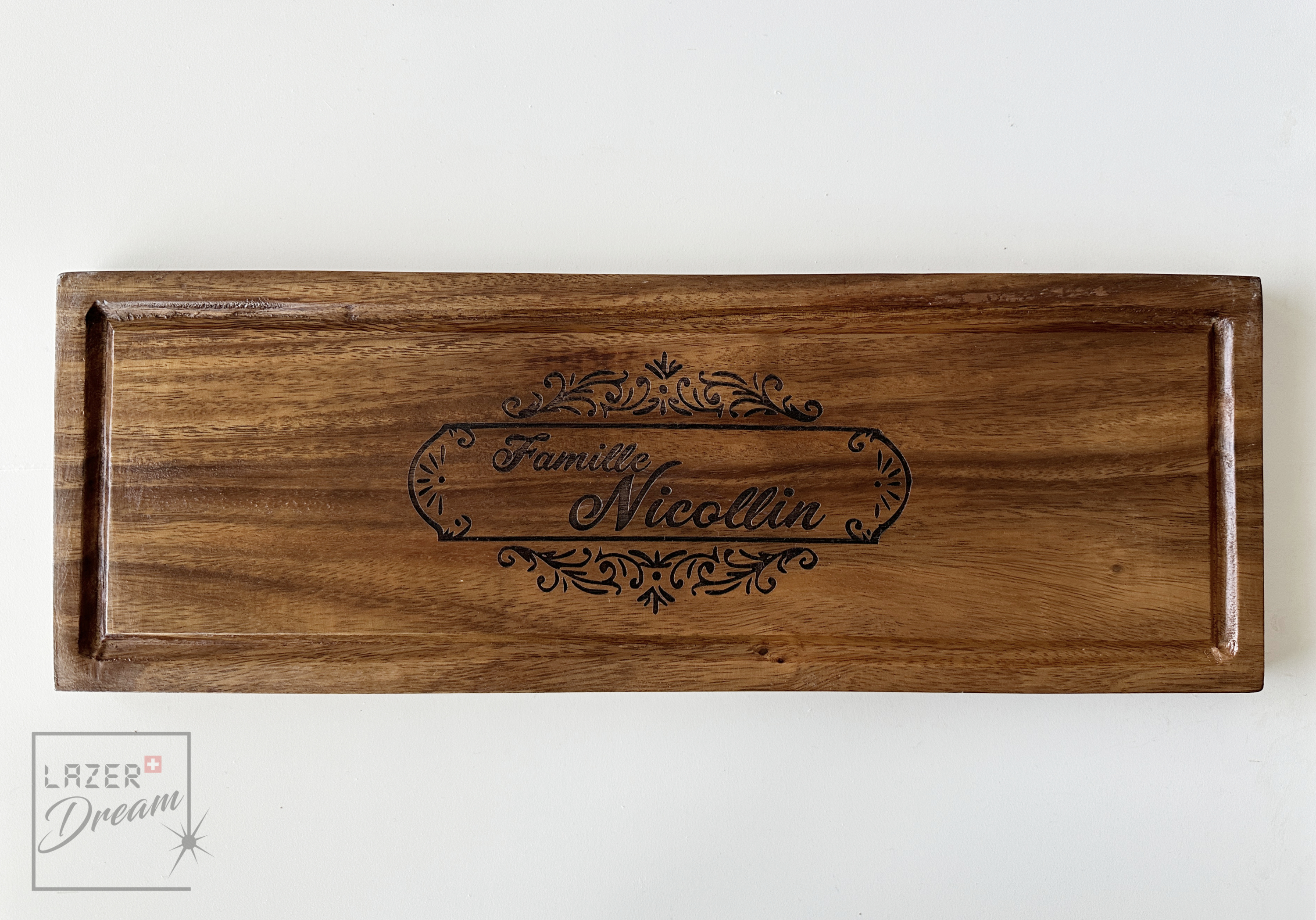 51x18x2cm Wooden board in Acacia - Customizable / Planche à découper en Acacia personnalisable