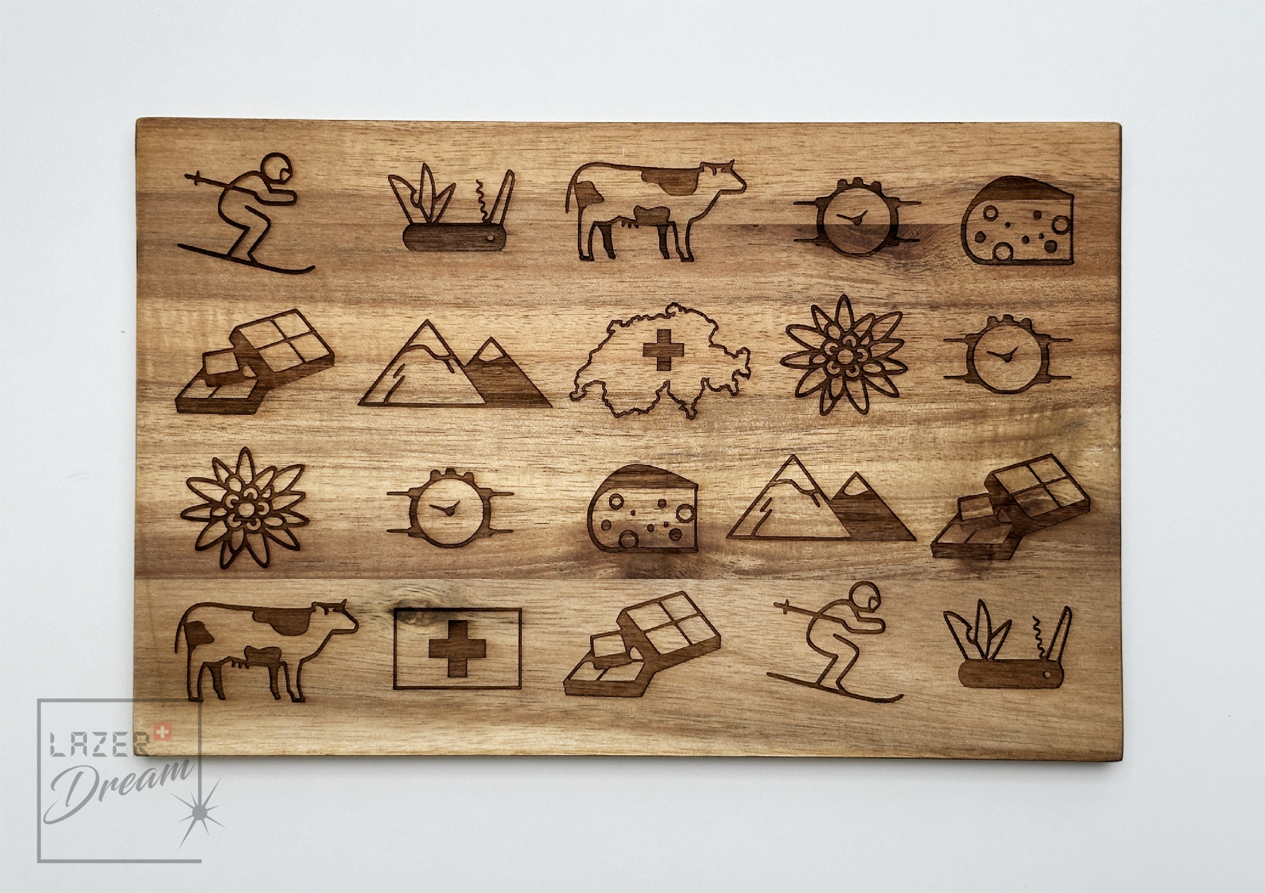 23x15x1cm Wooden board in Acacia with Swiss inspired motifs / Planche à découper en Acacia avec motifs inspirés par la Suisse