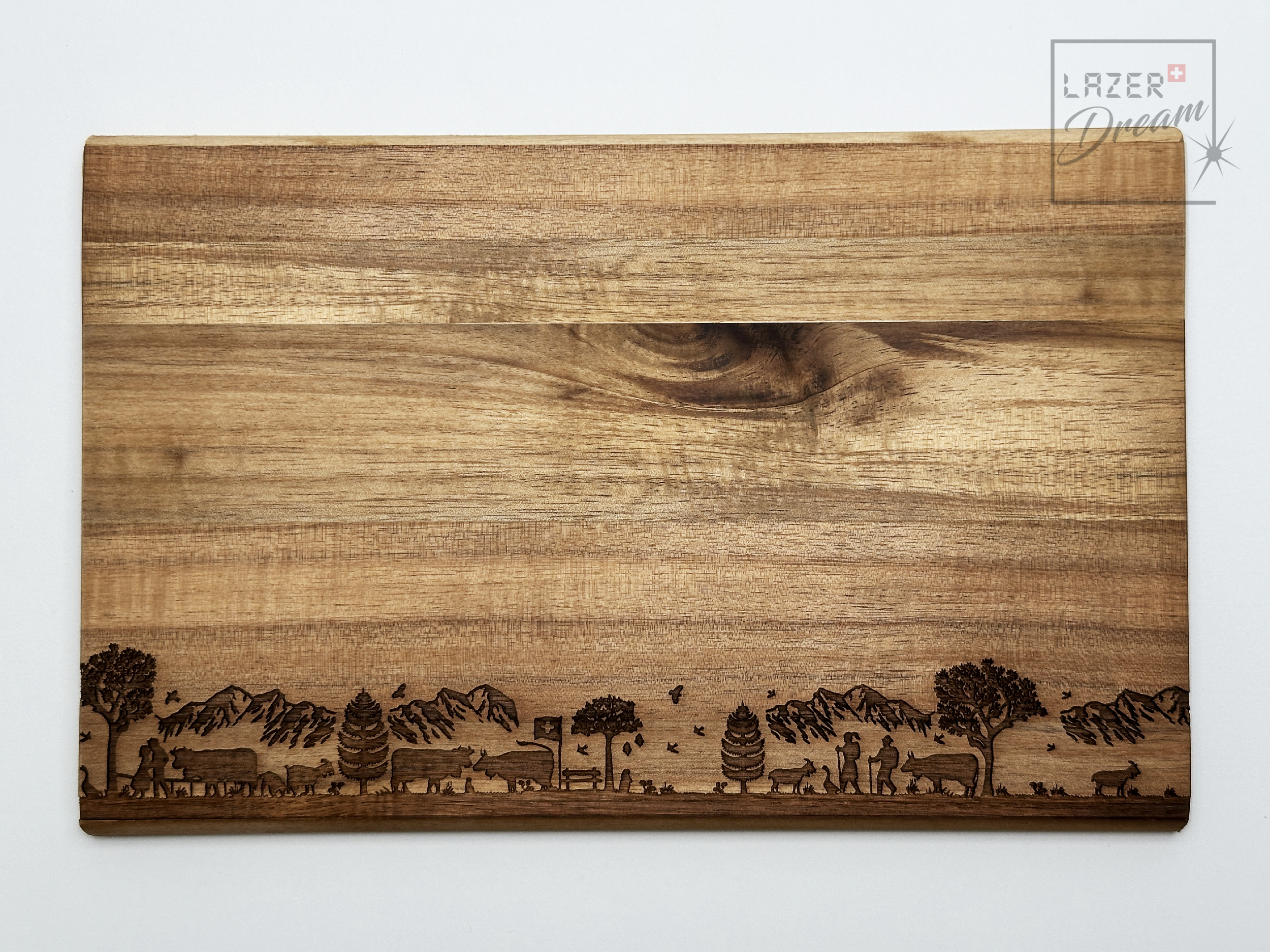 23x15x1cm Wooden board in Acacia with Swiss inspired motifs / Planche à découper en Acacia avec motifs inspirés par la Suisse