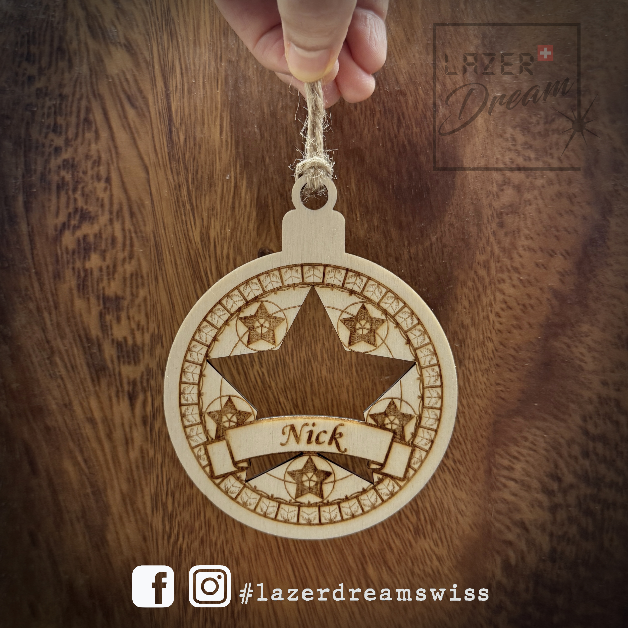 9x11.25x0.3cm Wooden holiday ornament - Customizable / Décoration de Noël en bois personnaliable