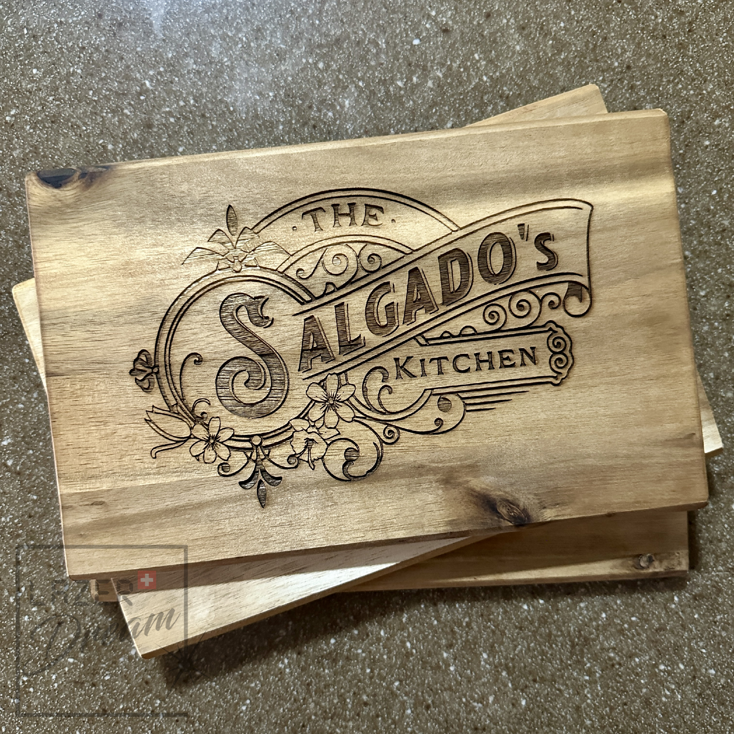 23x15x1cm Wooden board in Acacia - Customizable / Planche à découper en Acacia personnalisable
