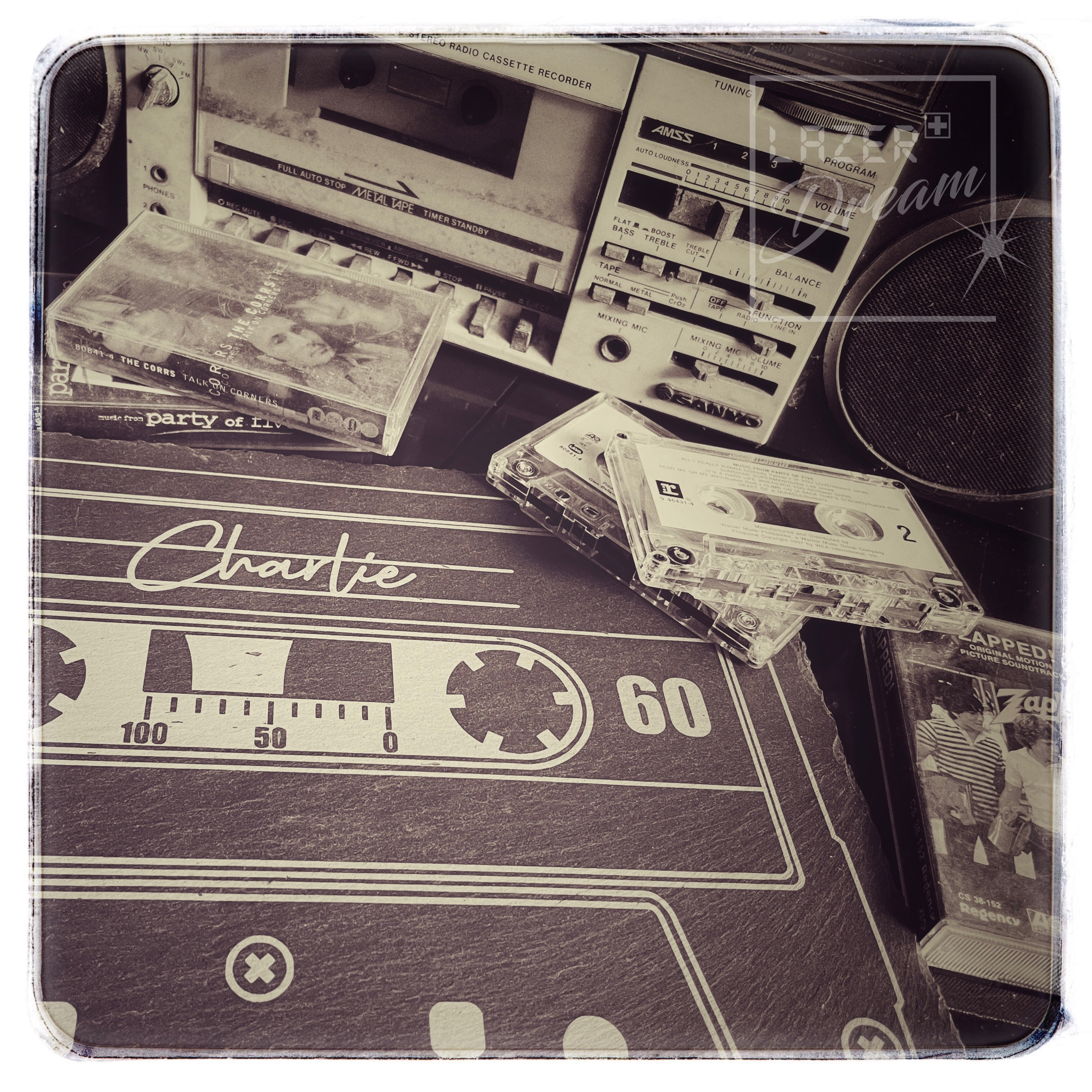 30x20cm Slate board with cassette tape motif - Customizable / Planche apéro en ardoise avec motif cassette tape personnalisable