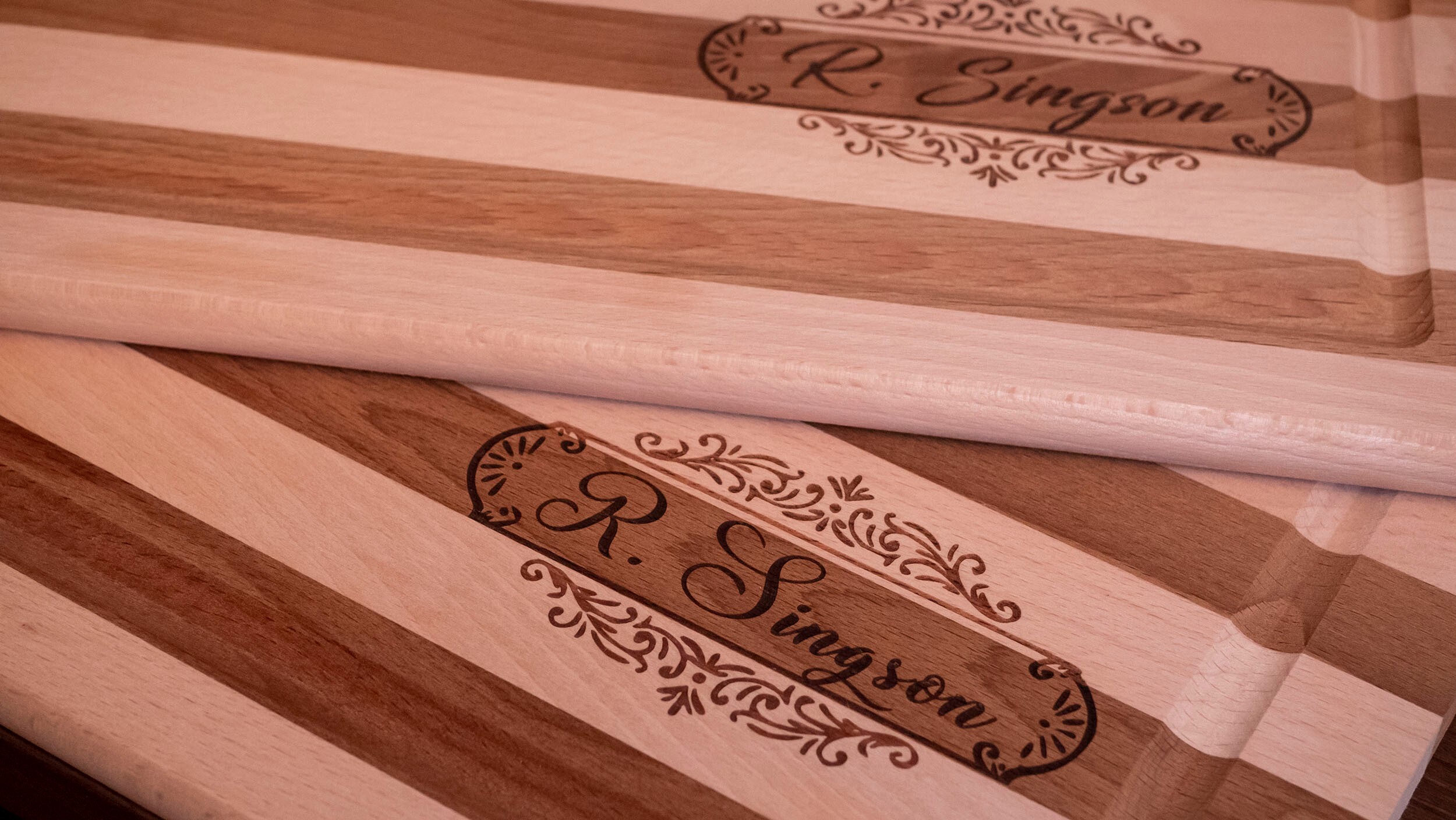 38x24x1.5cm Wooden board in European beech bicolor - Customizable   / Planche à découper en hêtre (EU) bicolor personnalisable