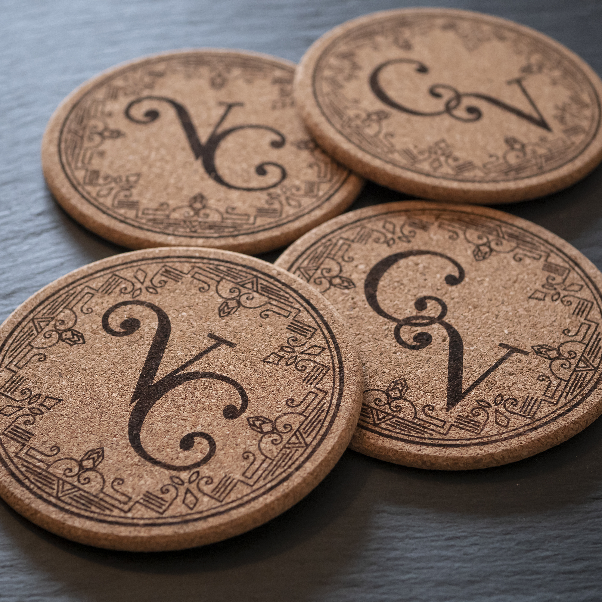 Cork coasters with monogram motif - Customizable / Dessous de verre en liège avec monogram personnalisable