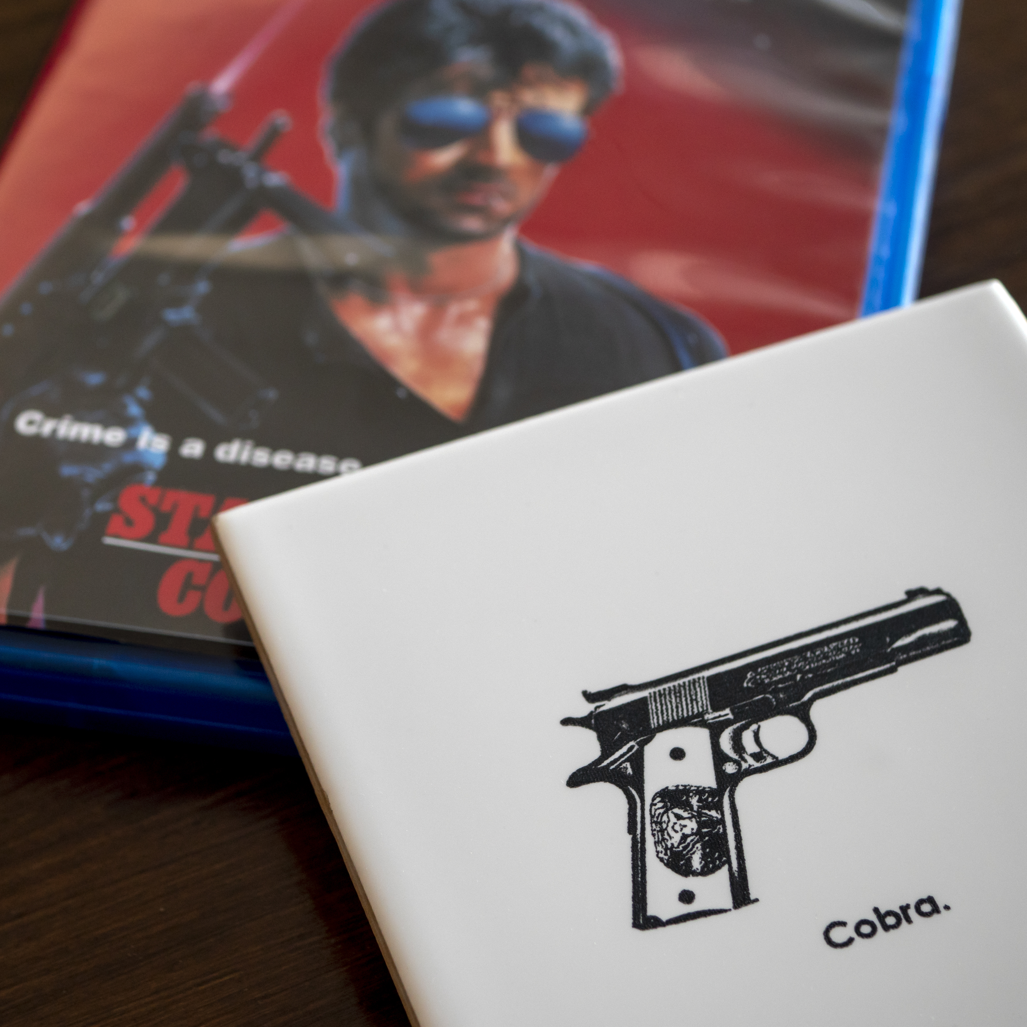 10.8x10.8cm White ceramic tile with famous movie guns inspired motifs / Célèbres pistolets de cinéma en carreau de faïence