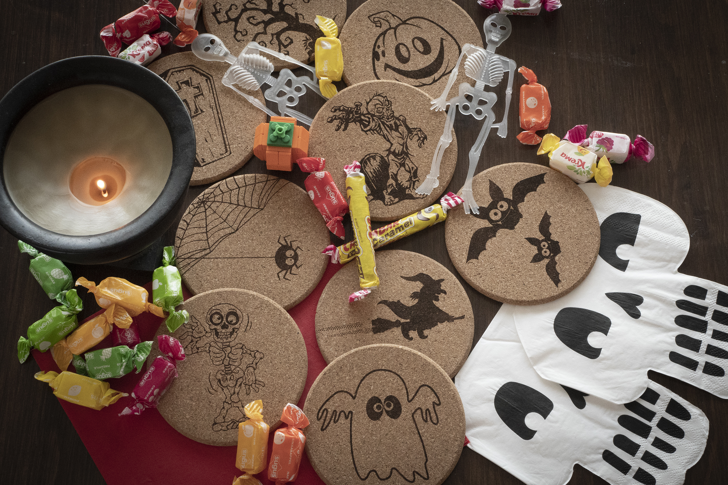 Cork coasters with Halloween inspired motifs / Ddessous de verre en liège avec motifs inspirés par Halloween