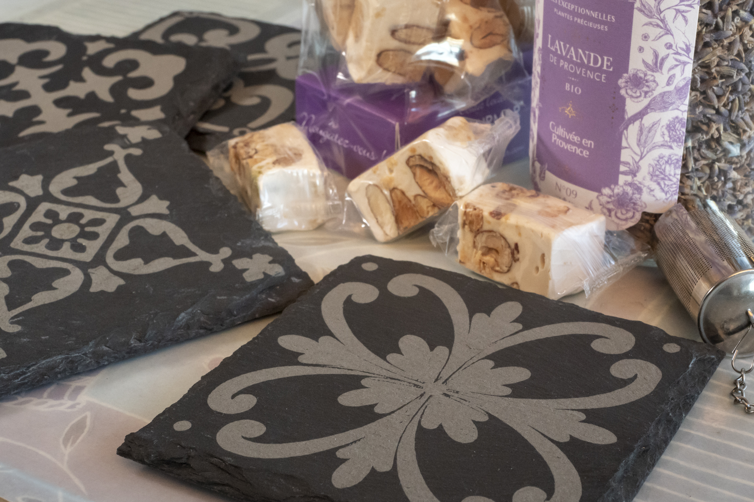 Slate coasters with Provence & Renaissance inspired motifs / Dessous de verre en ardoise avec motifs inspirés par la Provence et Renaissance
