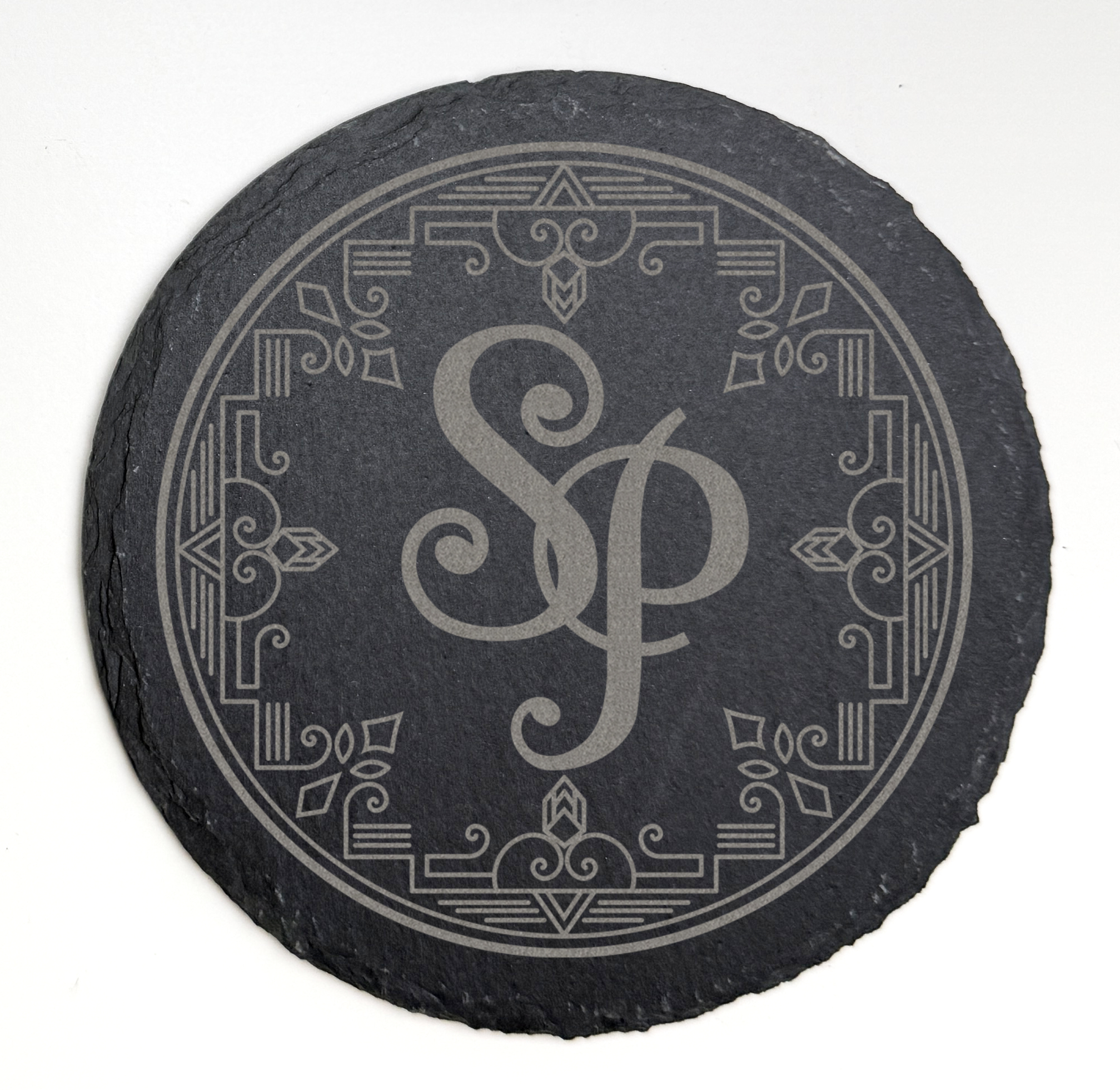 10cmØ Slate coasters with monogram motif - Customizable / Dessous de verre en ardoise avec monogram personnalisable