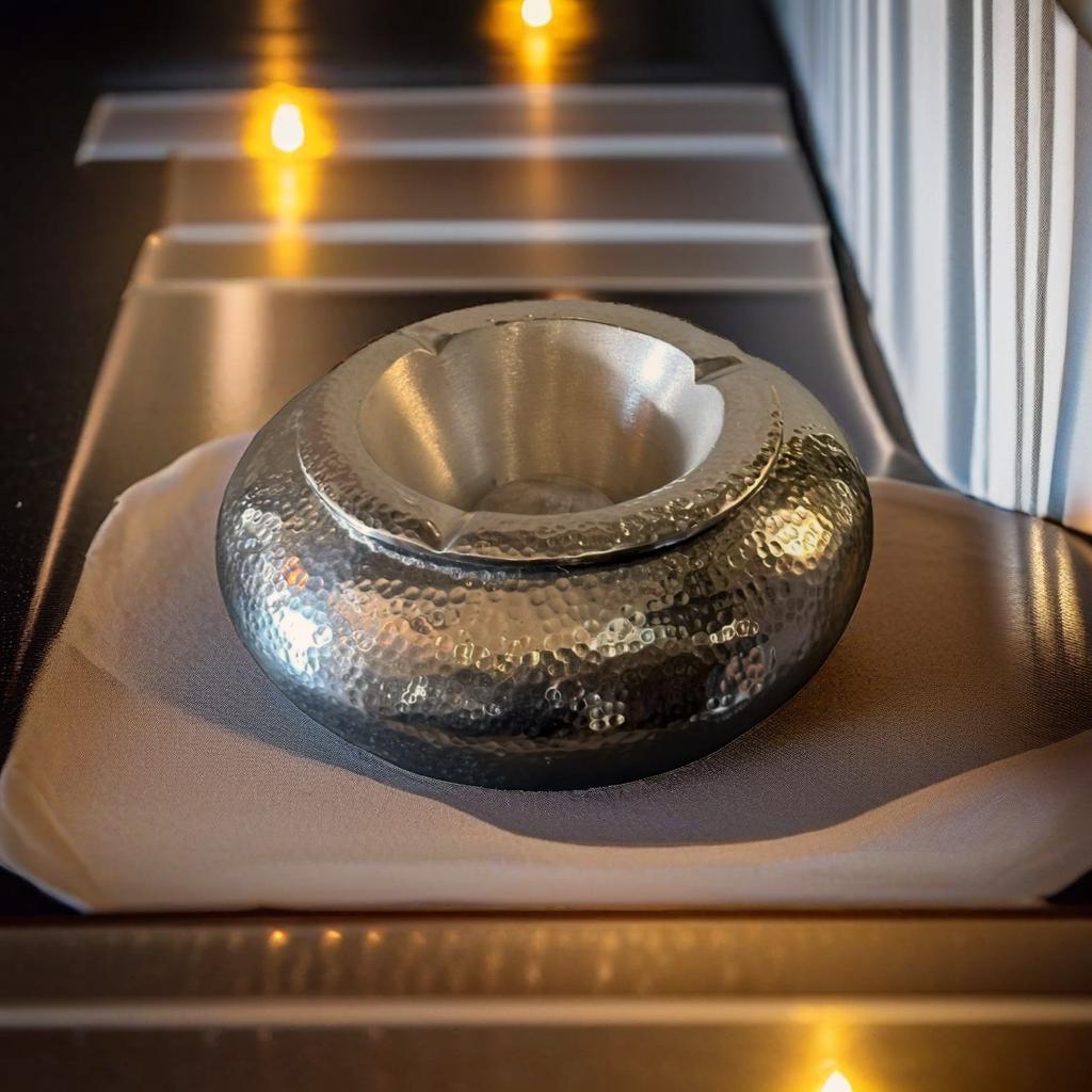 Cendrier en métal martelé