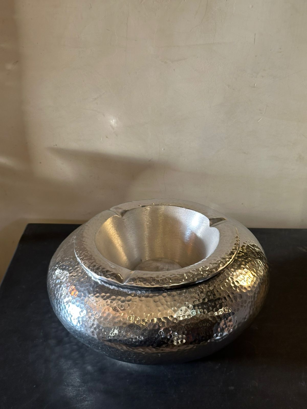 Cendrier en métal martelé