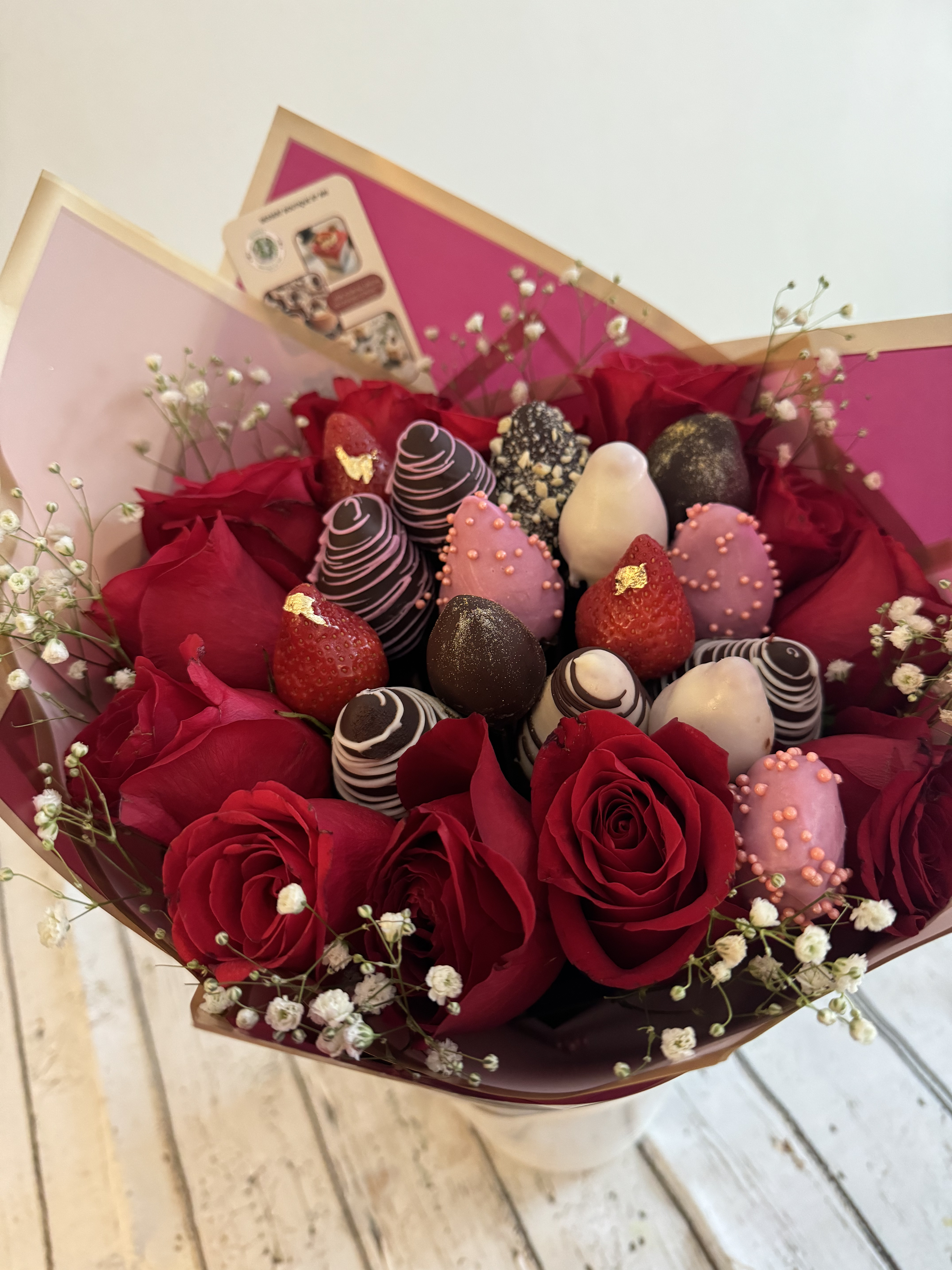 Rose bouquet with dipped strawberries 