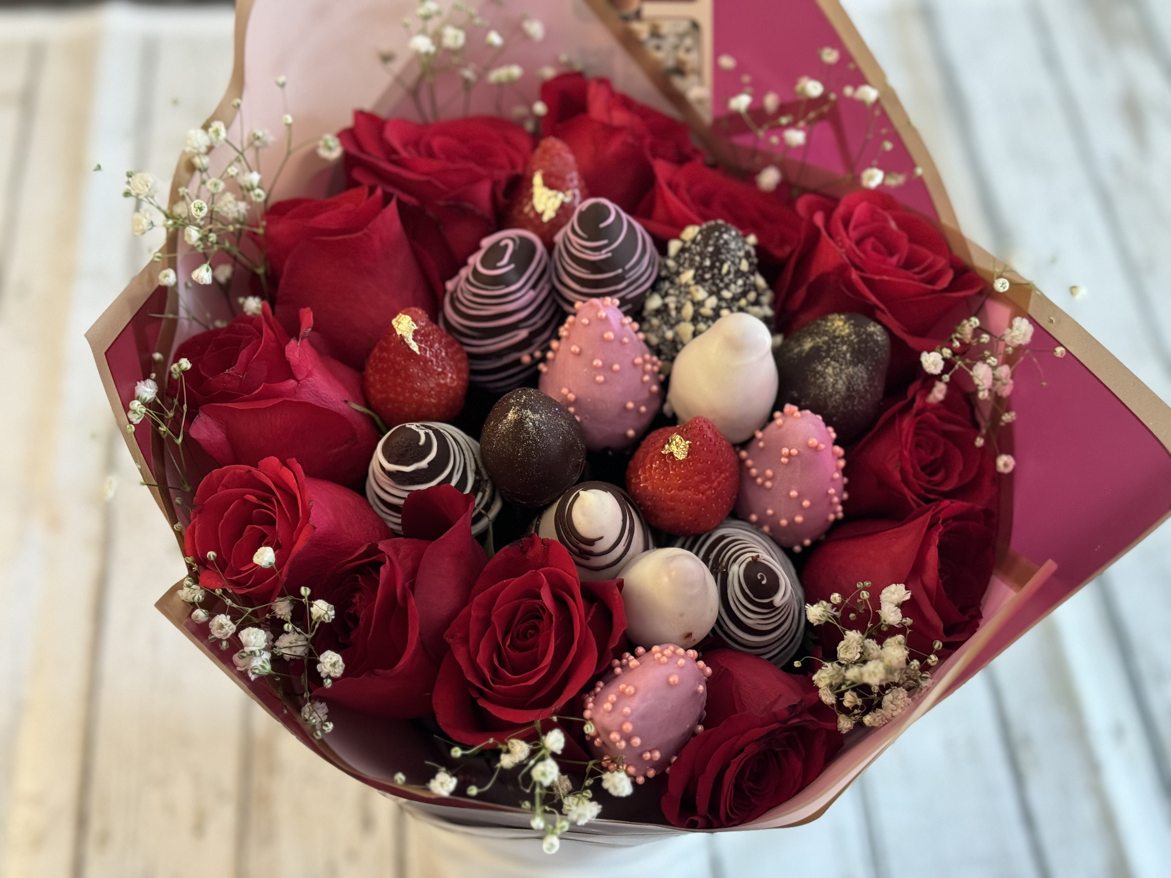 Rose bouquet with dipped strawberries 