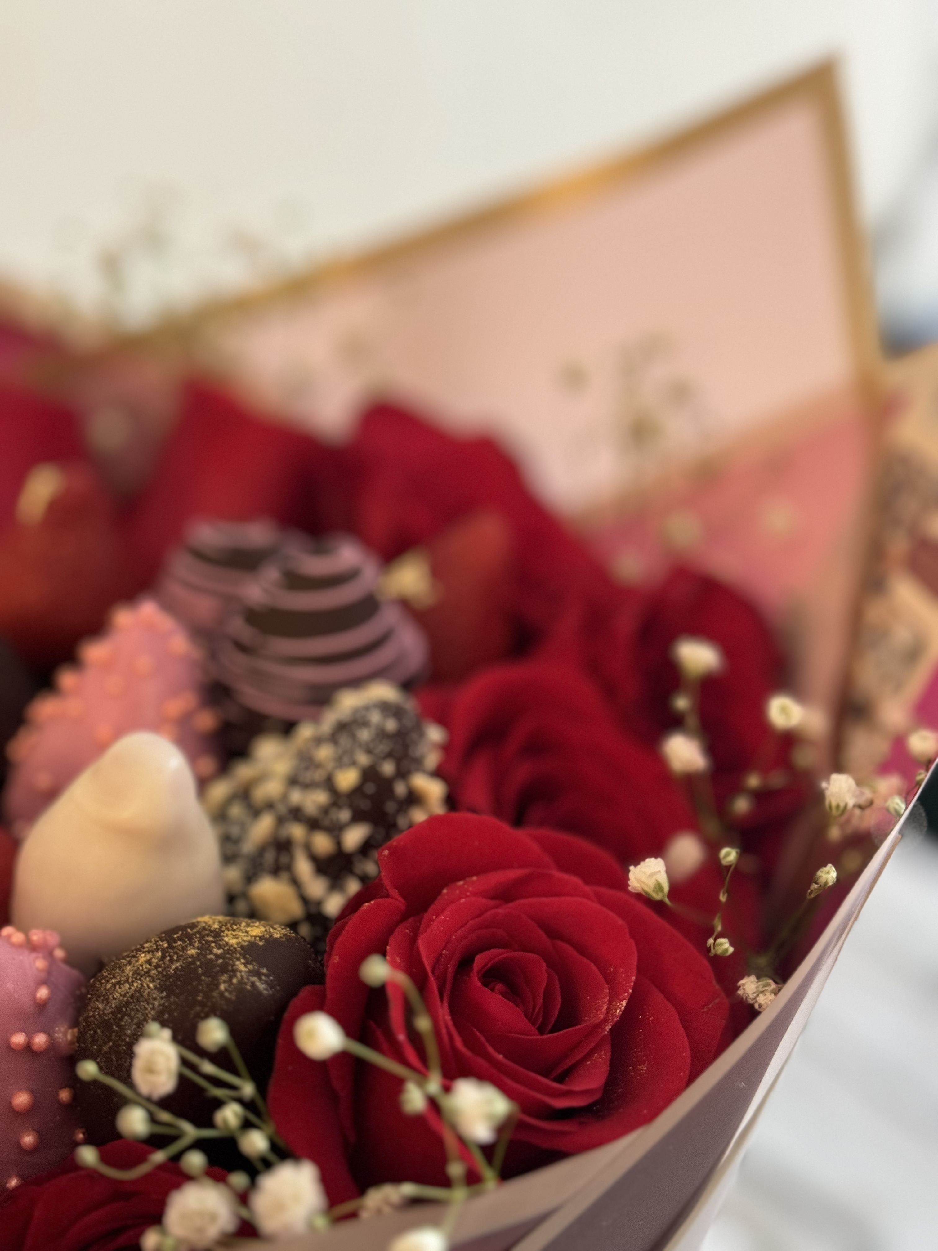 Rose bouquet with dipped strawberries 