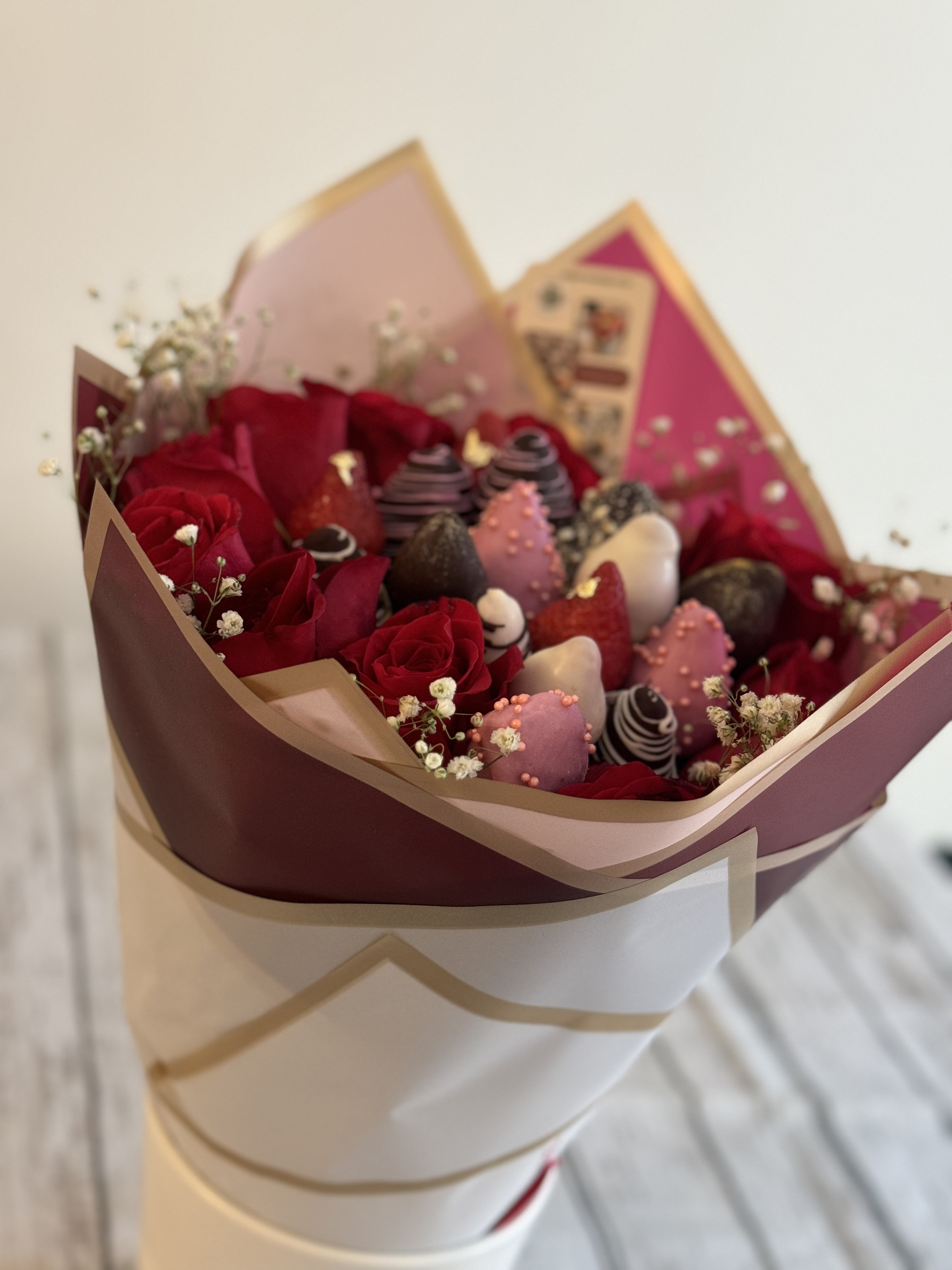 Rose bouquet with dipped strawberries 