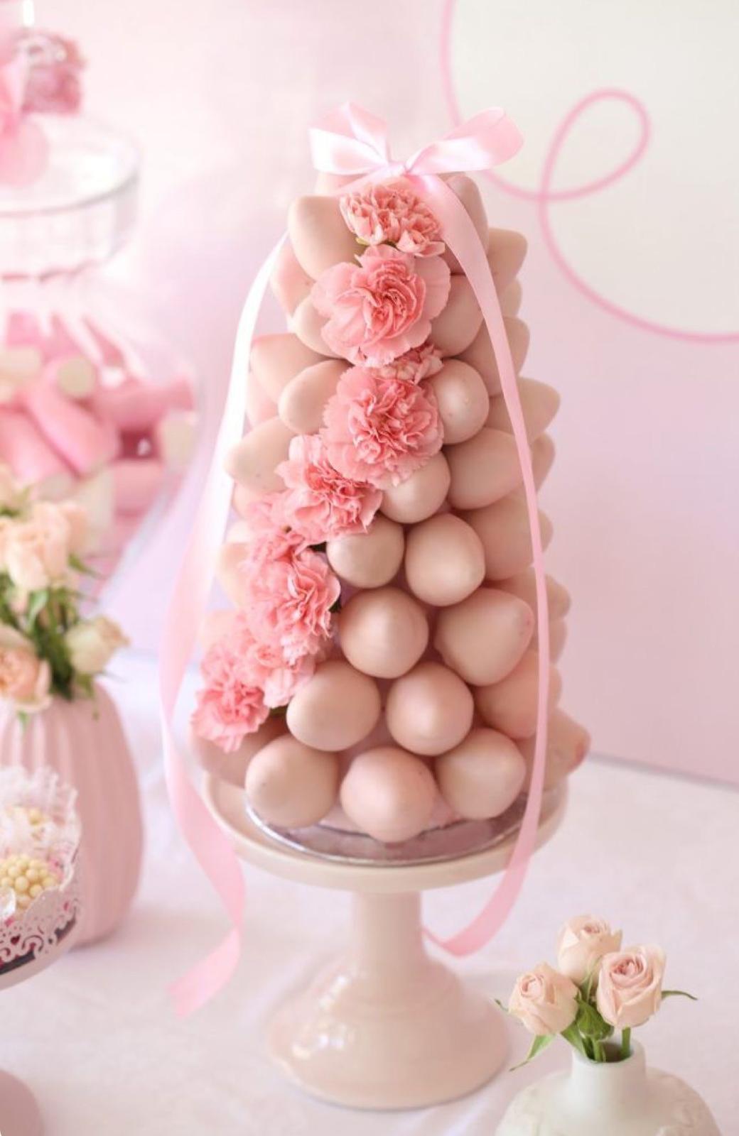 Elegant floral arrangement with 30 covered Strawberries & 12 fresh roses
