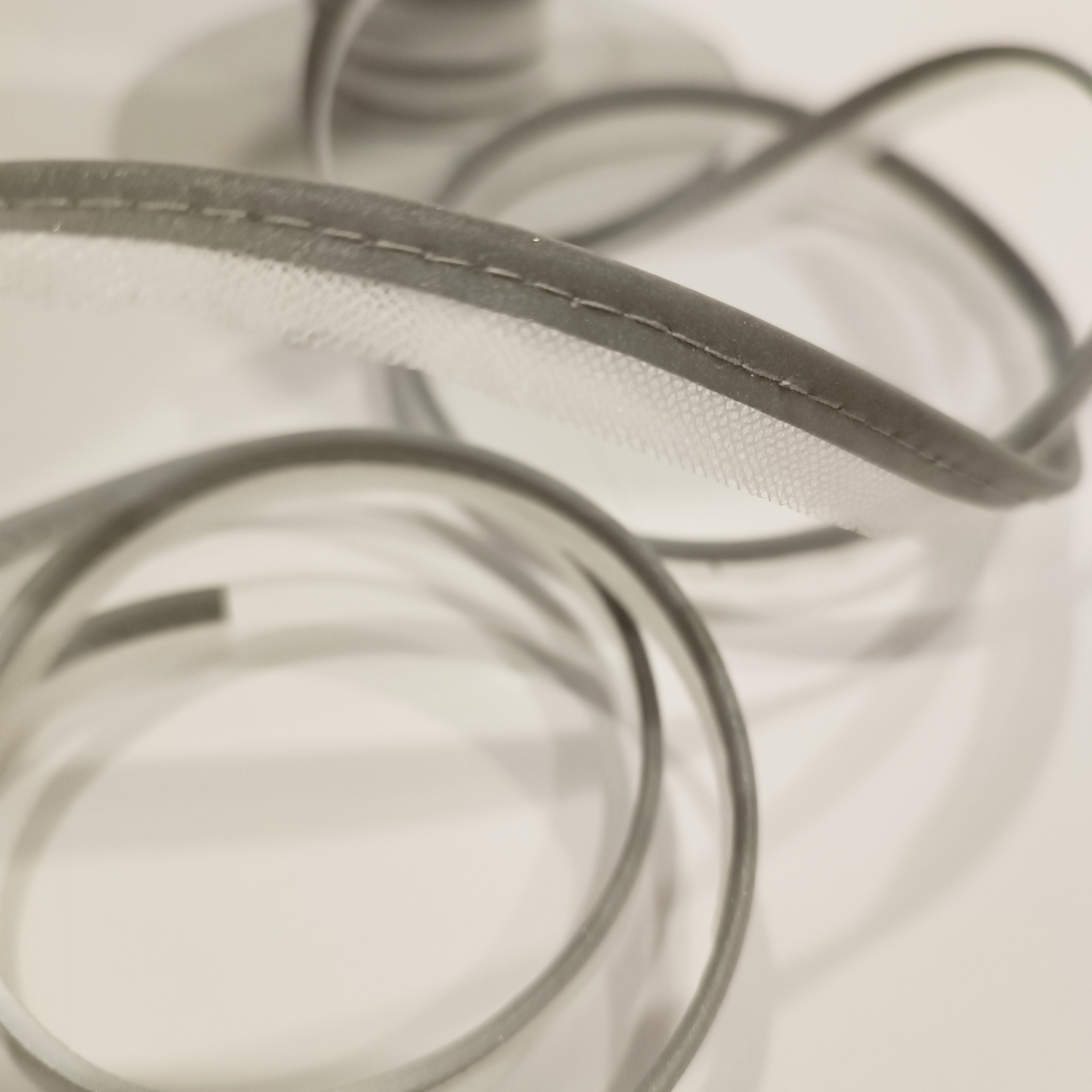 Gaismu atstarojoša auduma kante