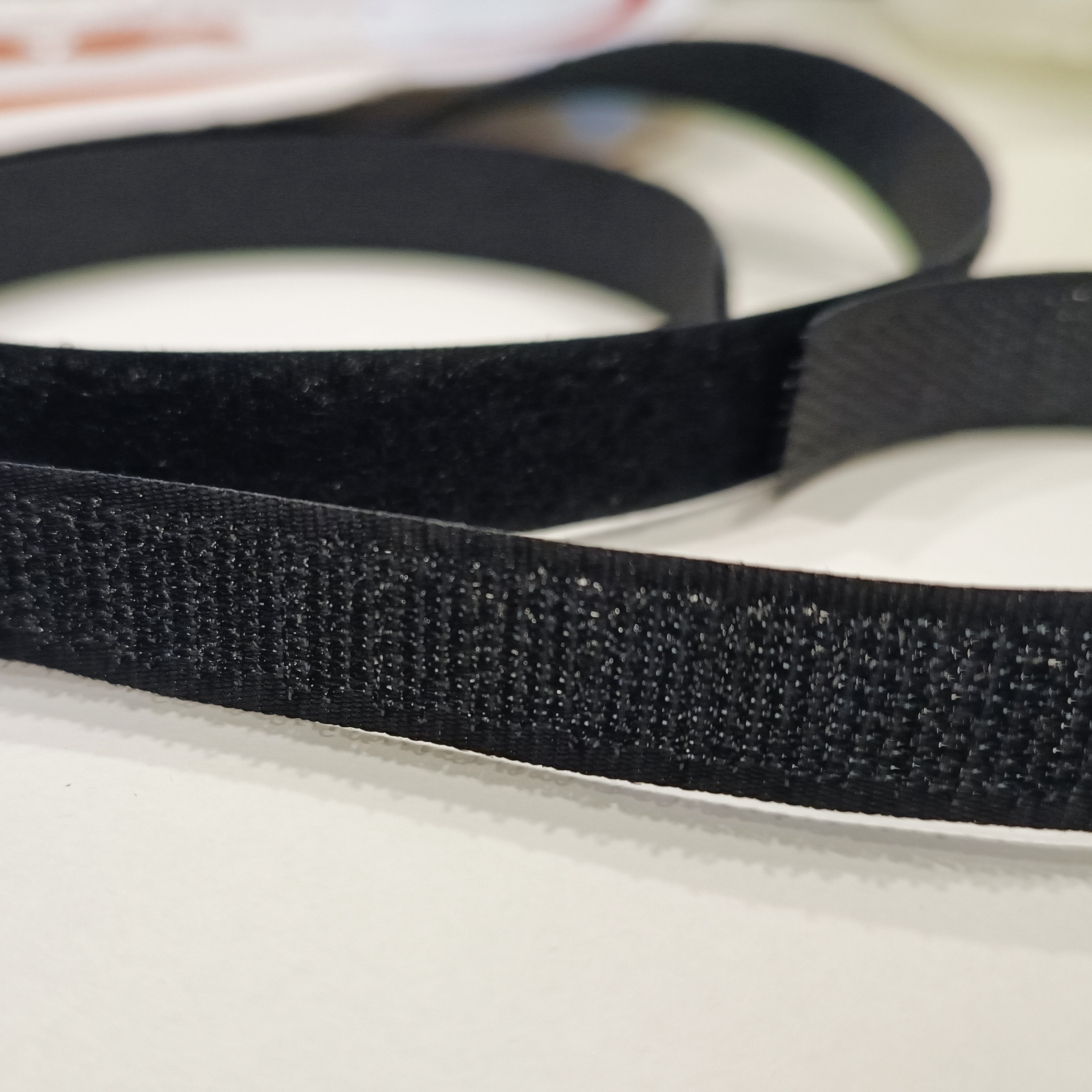 Velcro melna lente 16mm x 2m