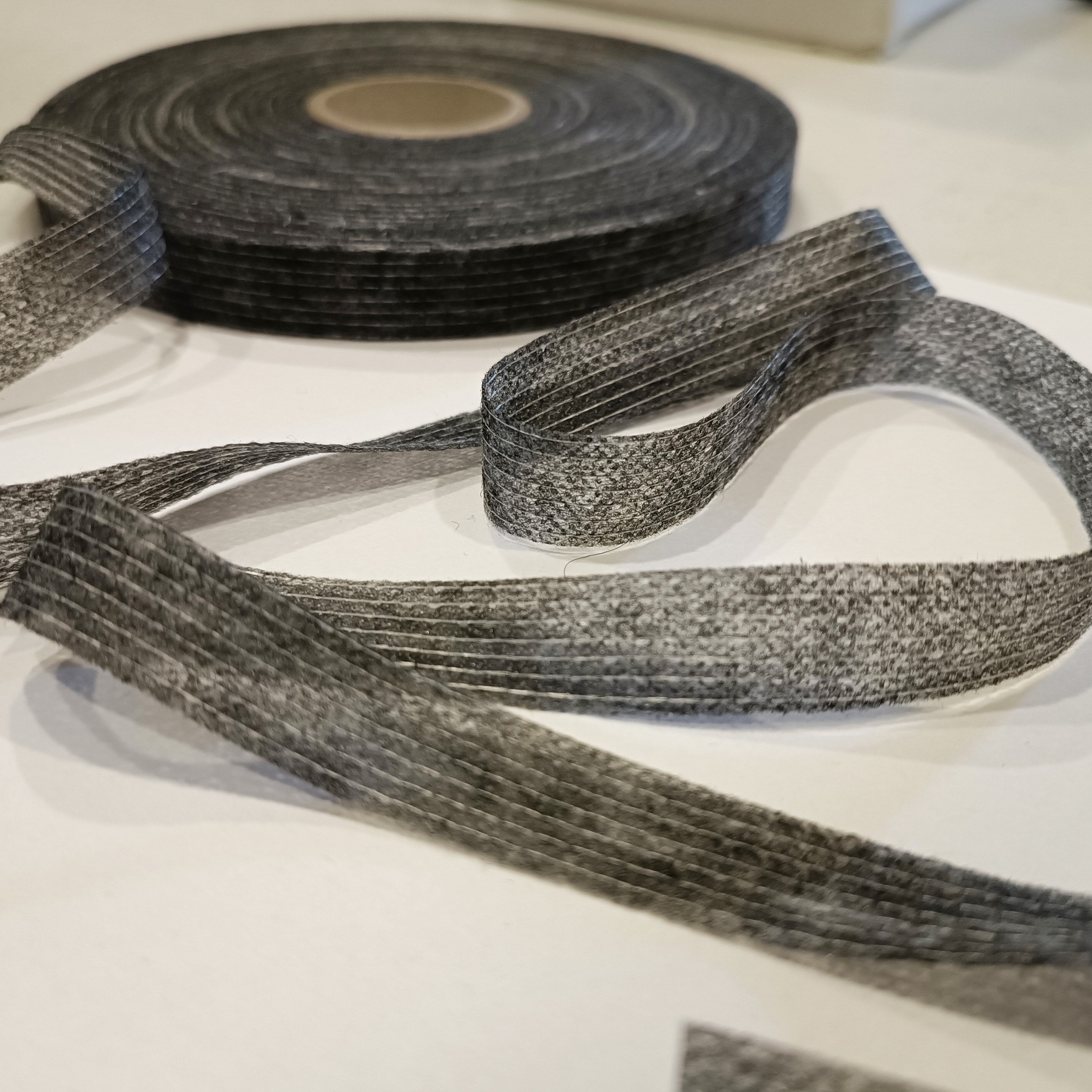 Piegludināma lente - stīvdrēbe ar diegu, 15mm x 4m