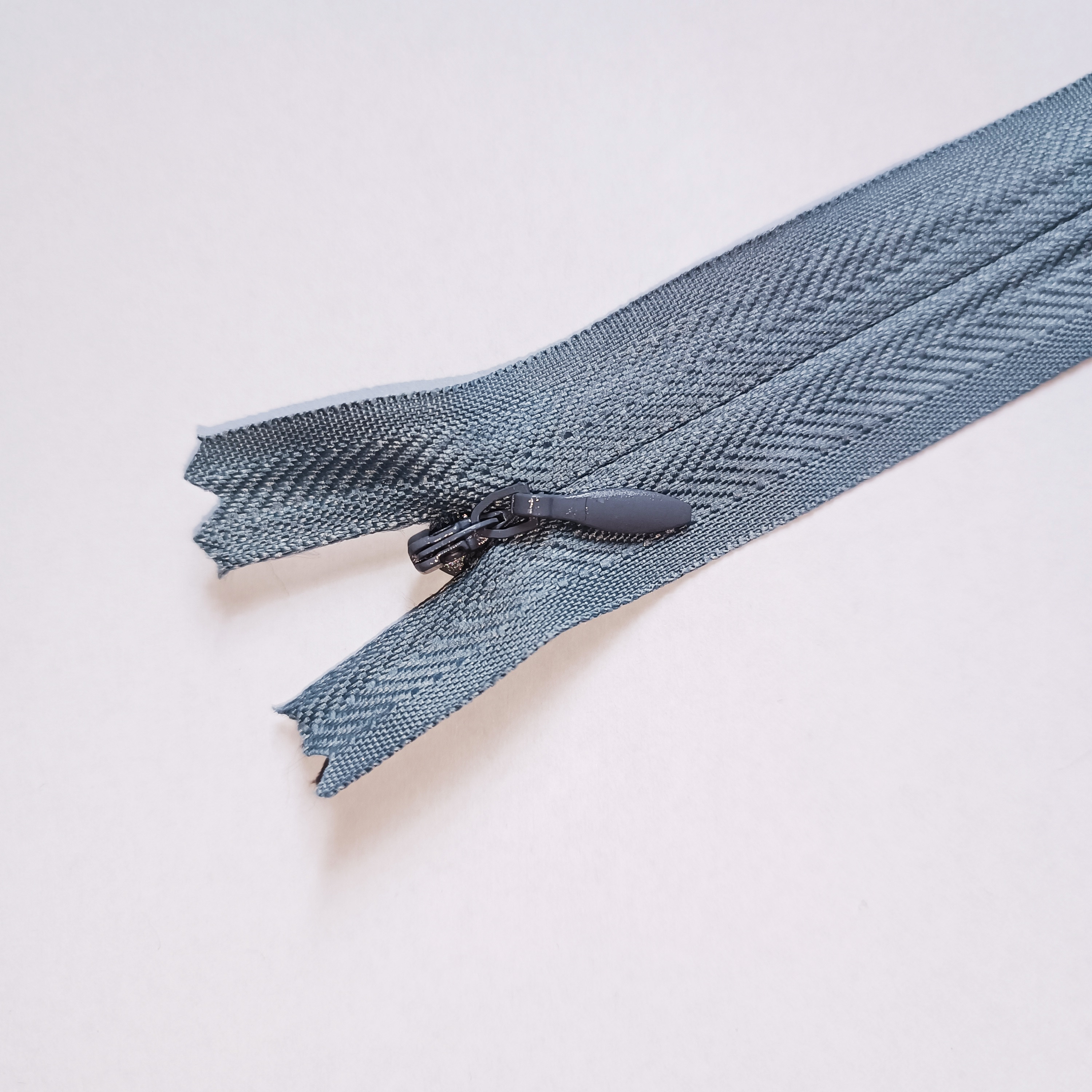 Slēptais rāvējslēdzējs 20cm, Nr.16