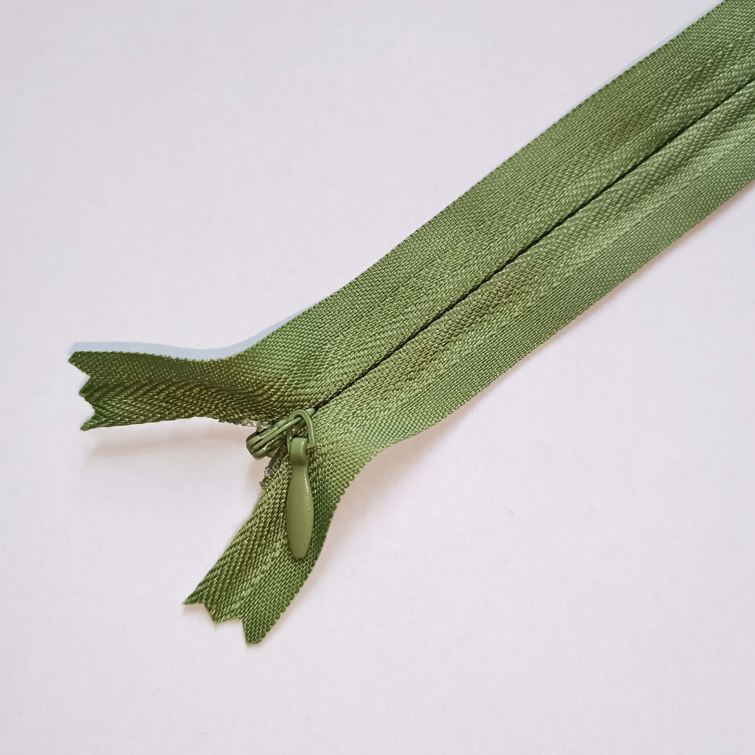 Slēptais rāvējslēdzējs 20cm, Nr.18