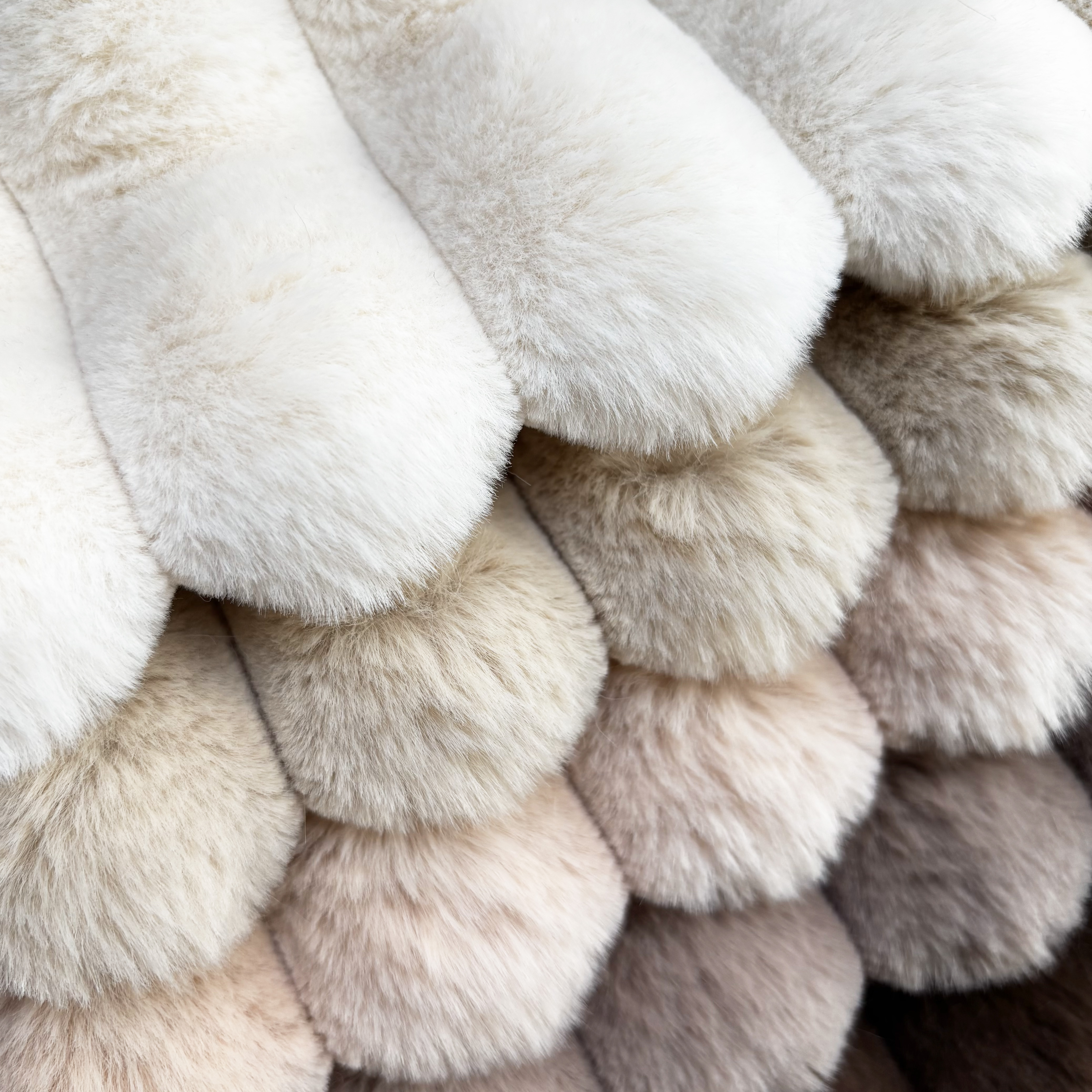 MĀKSLĪGĀ KAŽOKĀDA 23 Piena balts