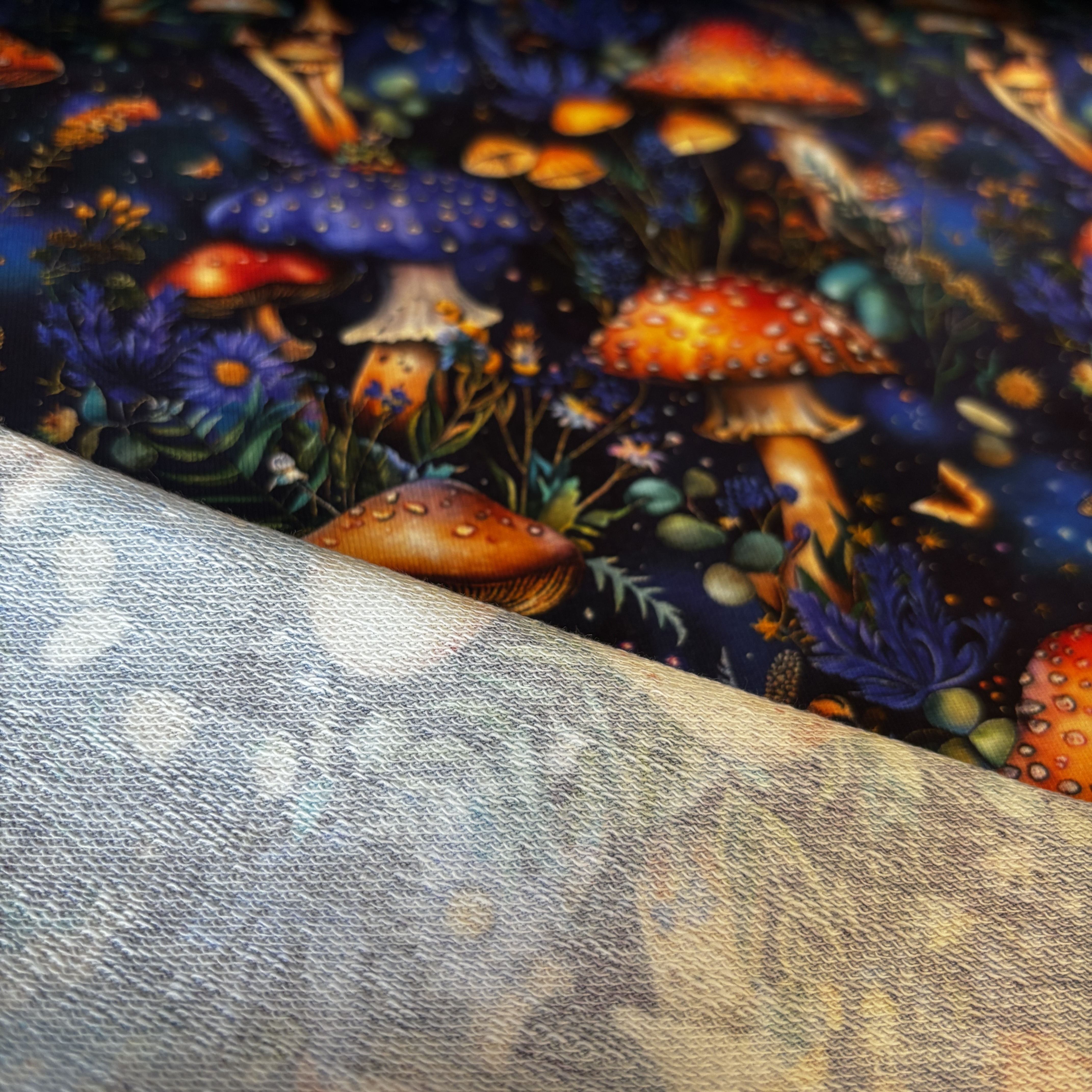 Cilpiņtrikotāža – tumši zila ar košām sēnēm