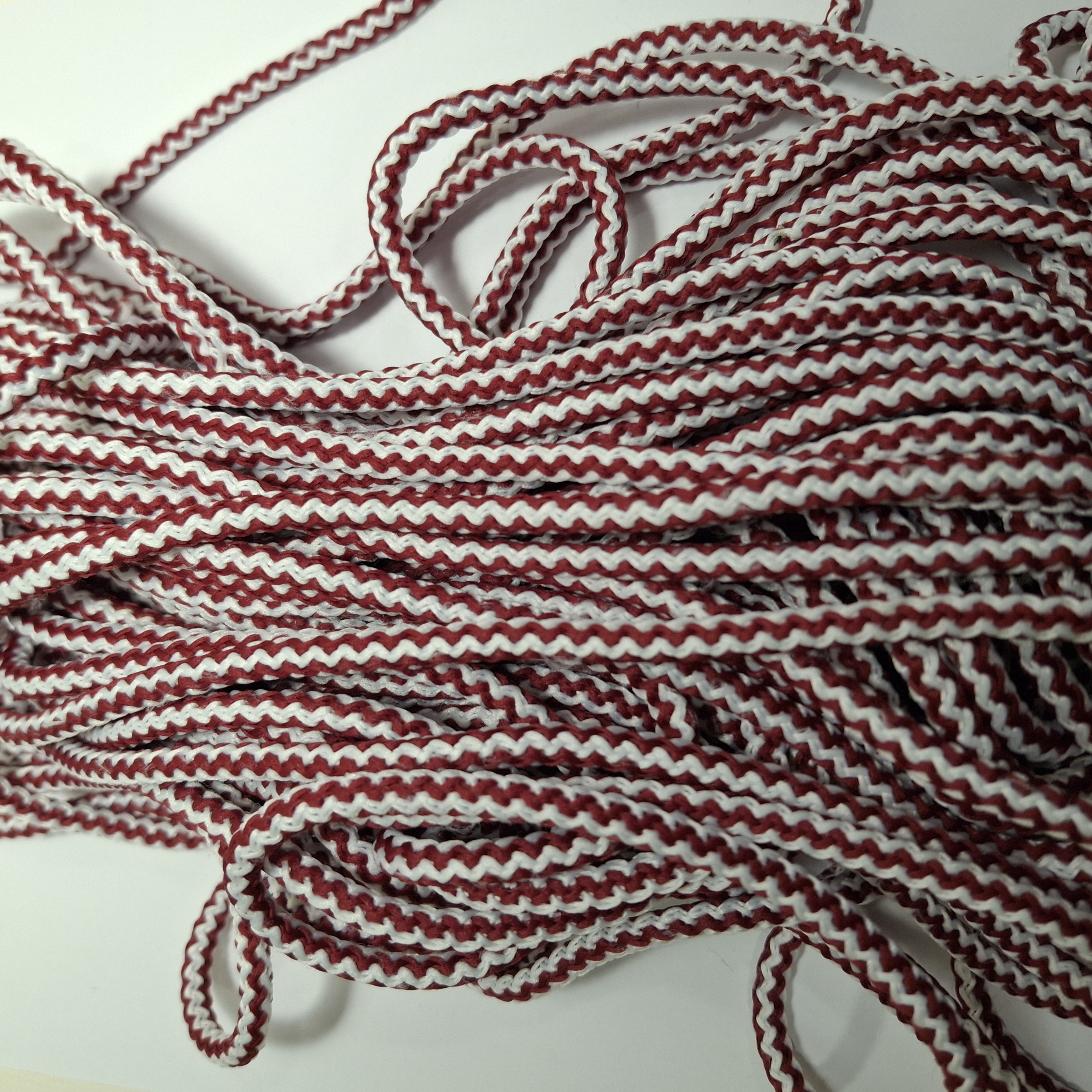 Šņore (sarkanā-balta) 6mm x 3m