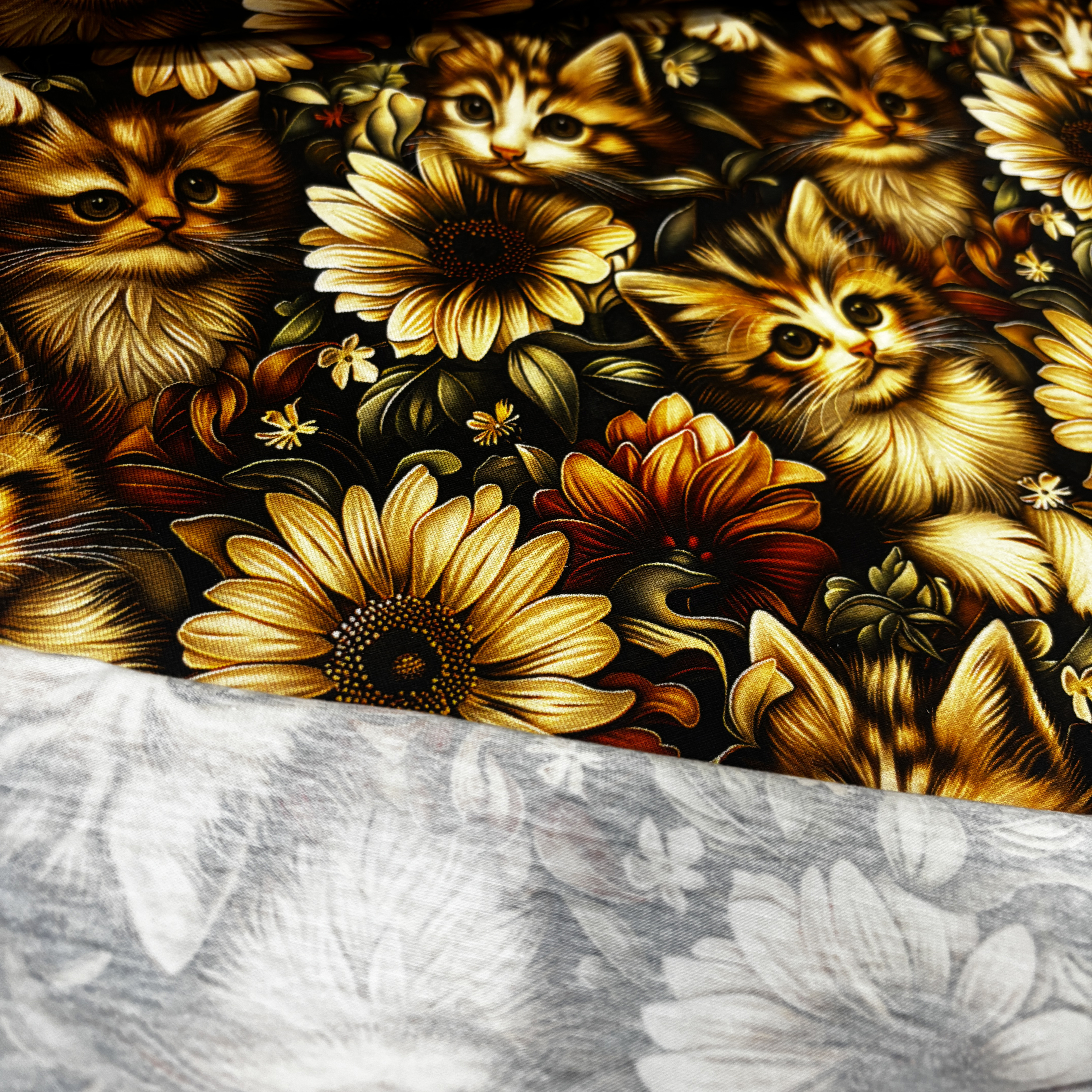 Kaķi un ziedi trikotāža