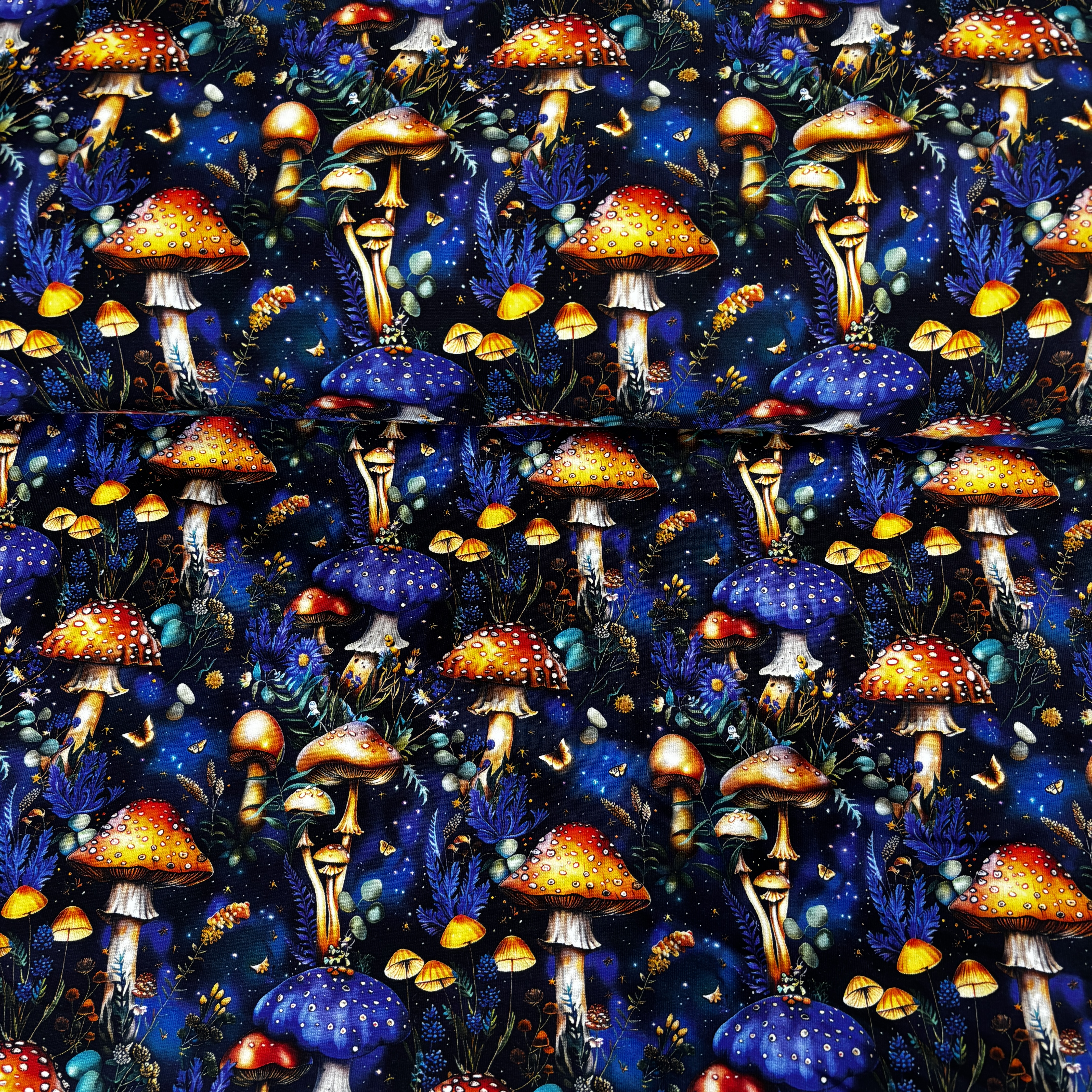 Cilpiņtrikotāža – tumši zila ar košām sēnēm