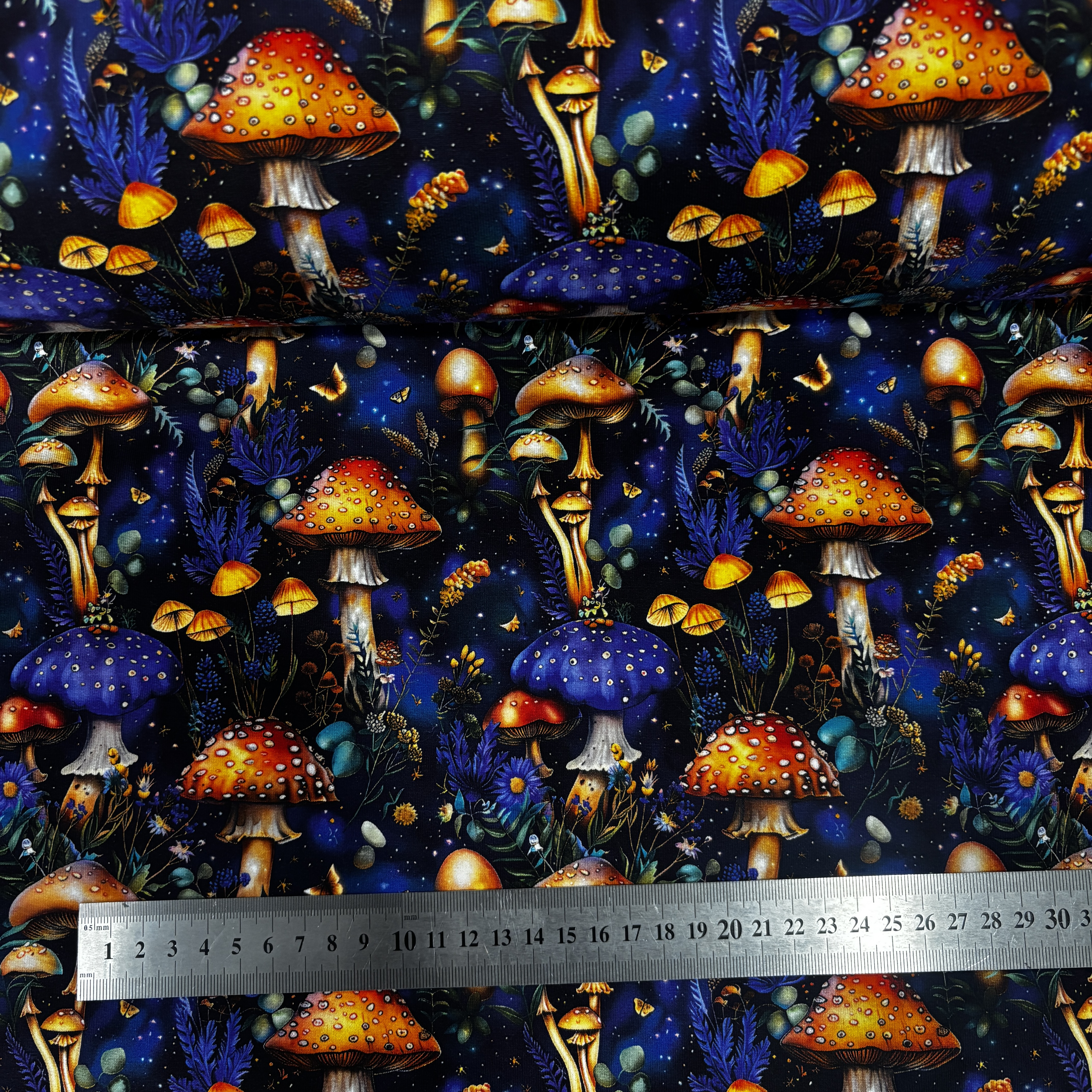 Cilpiņtrikotāža – tumši zila ar košām sēnēm