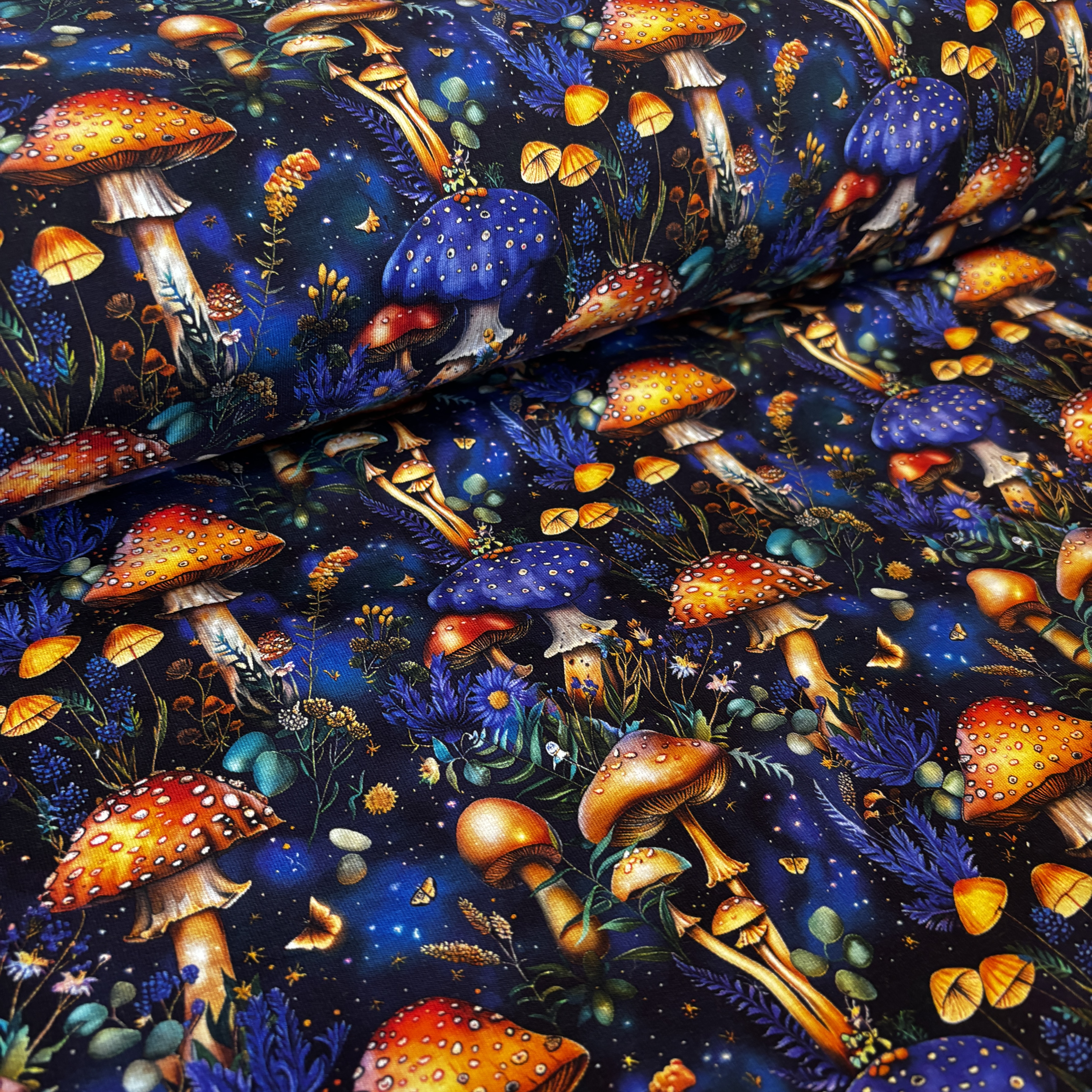 Cilpiņtrikotāža – tumši zila ar košām sēnēm