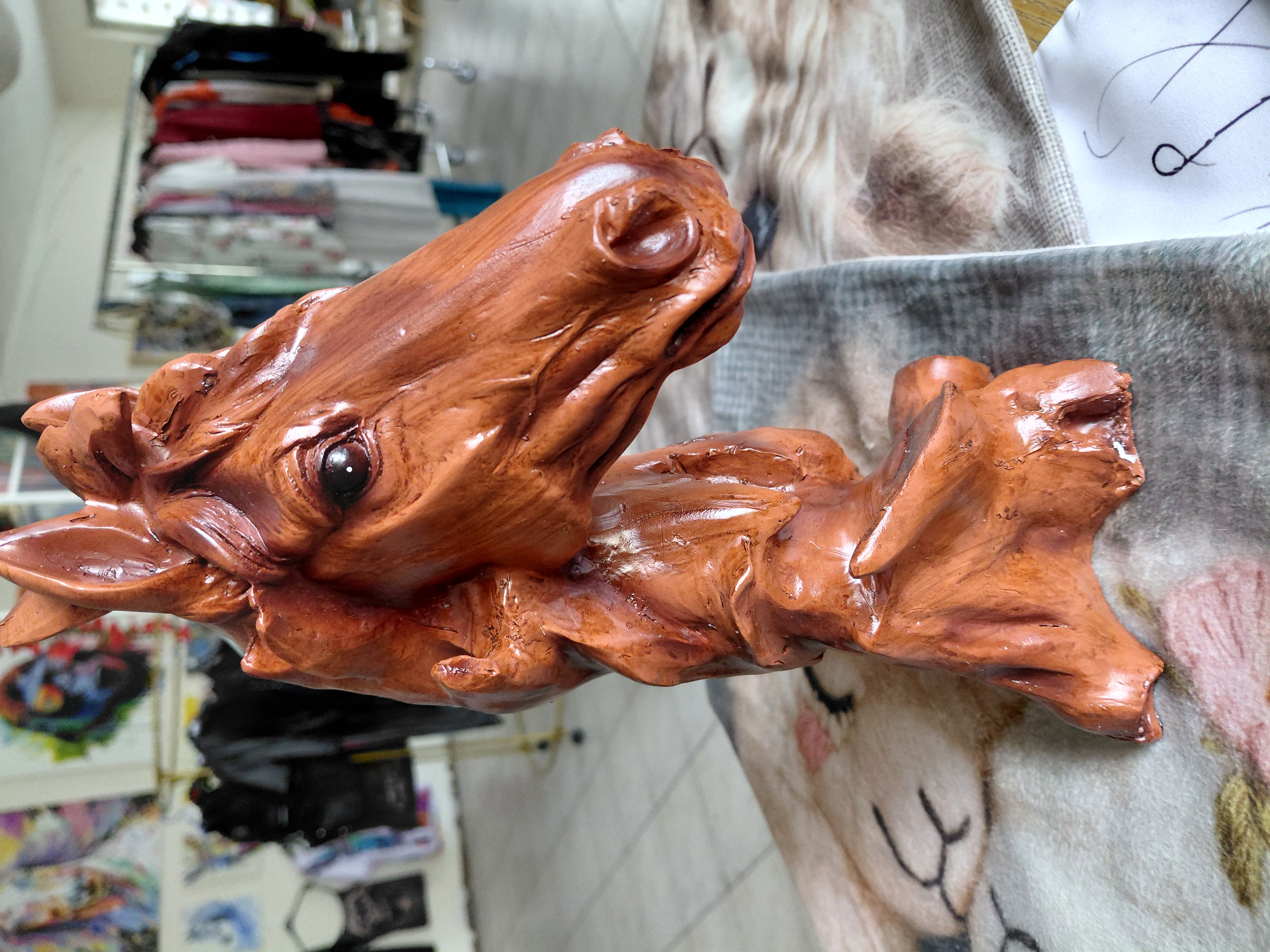 Skulptur eines Pferdekopfes