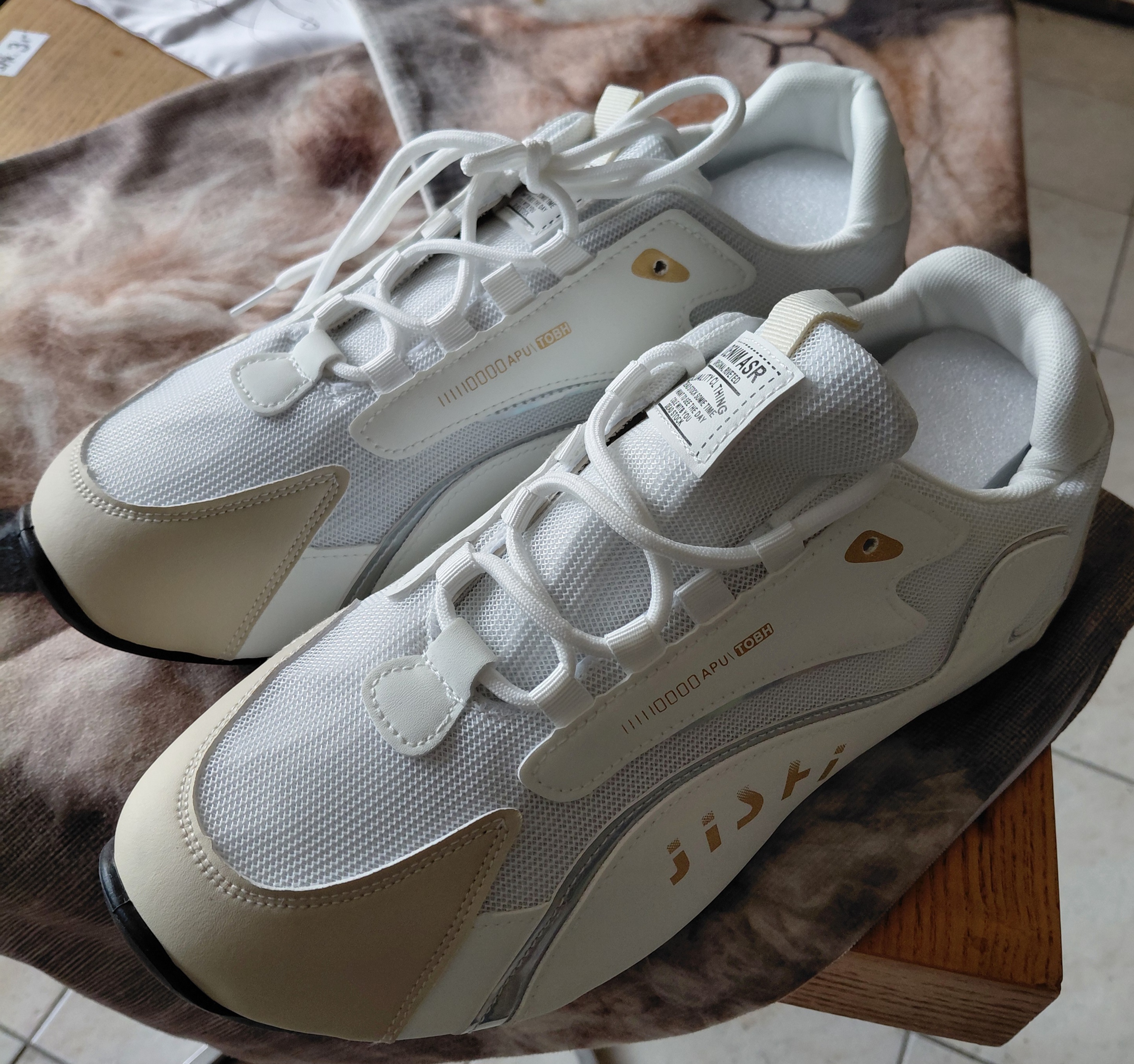 Weiße Turnschuhe