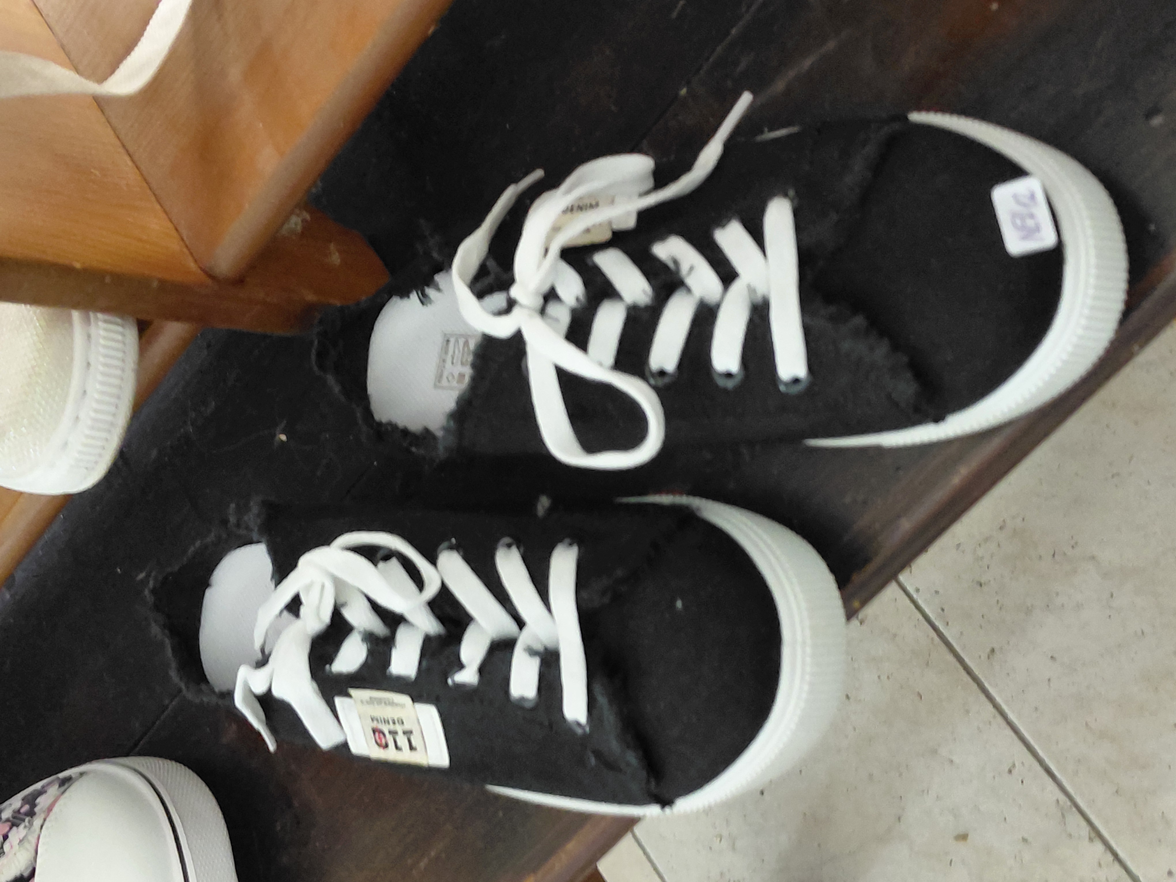 Schwarze Sneakers