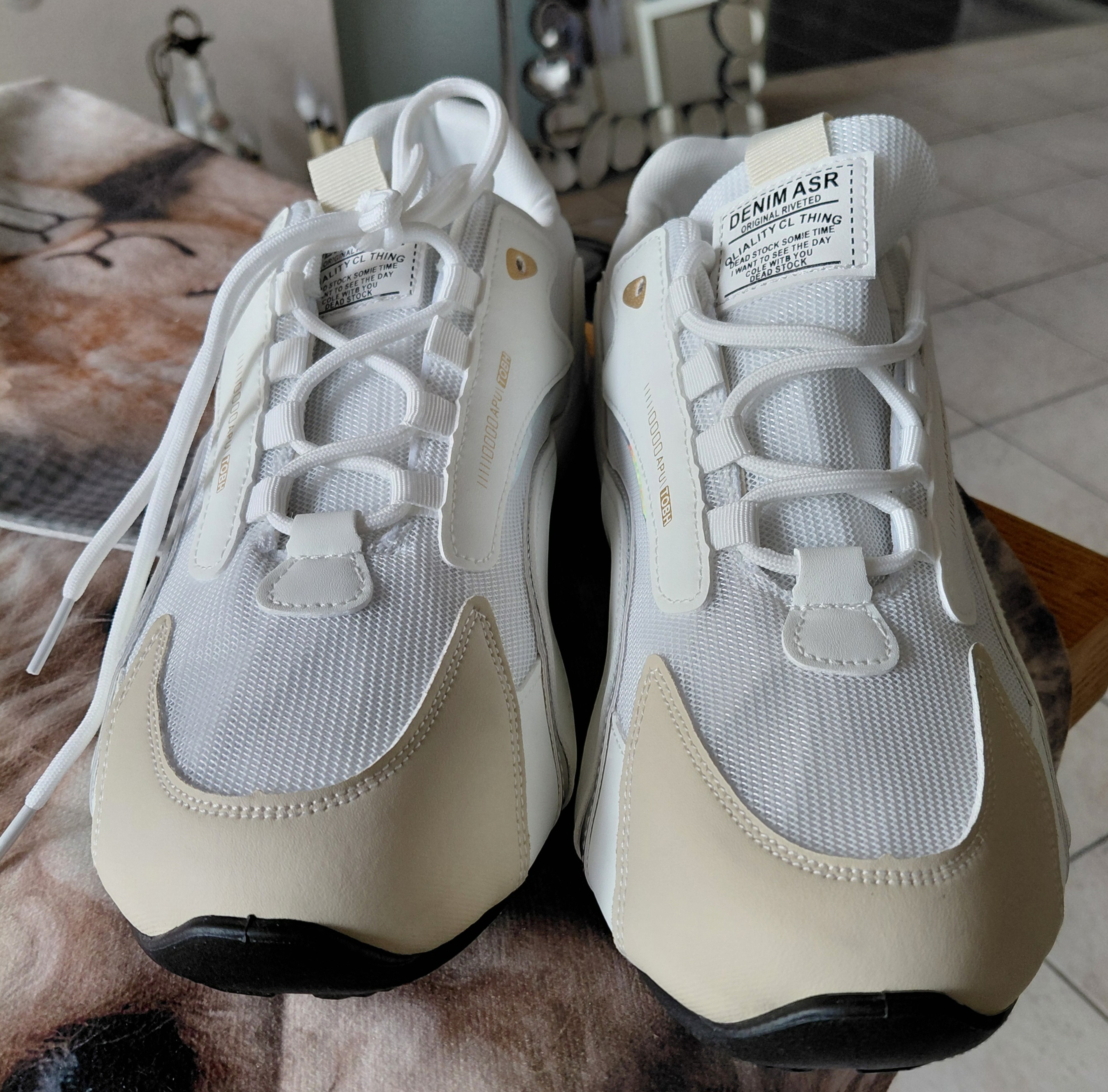 Weiße Turnschuhe