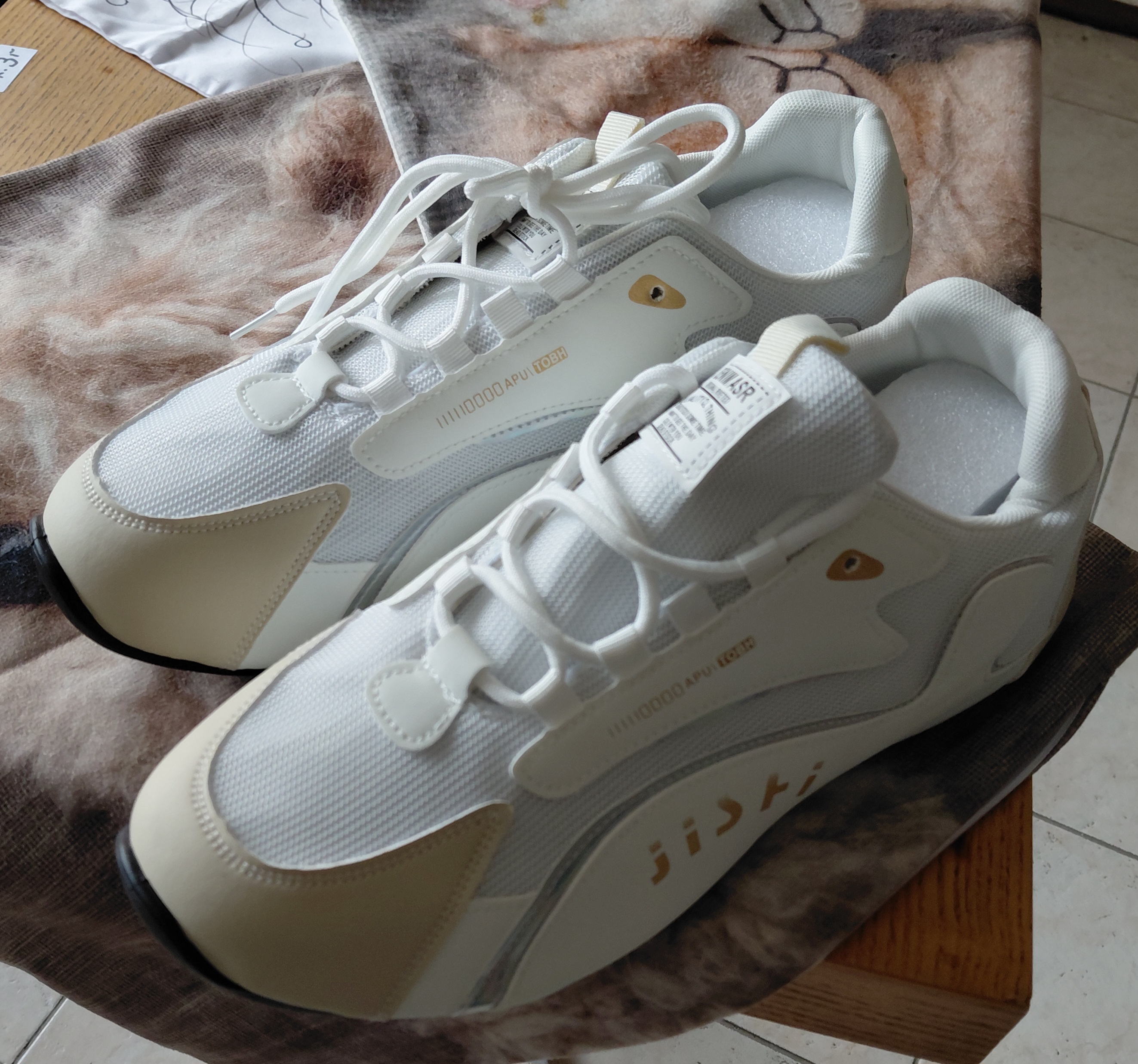 Weiße Turnschuhe