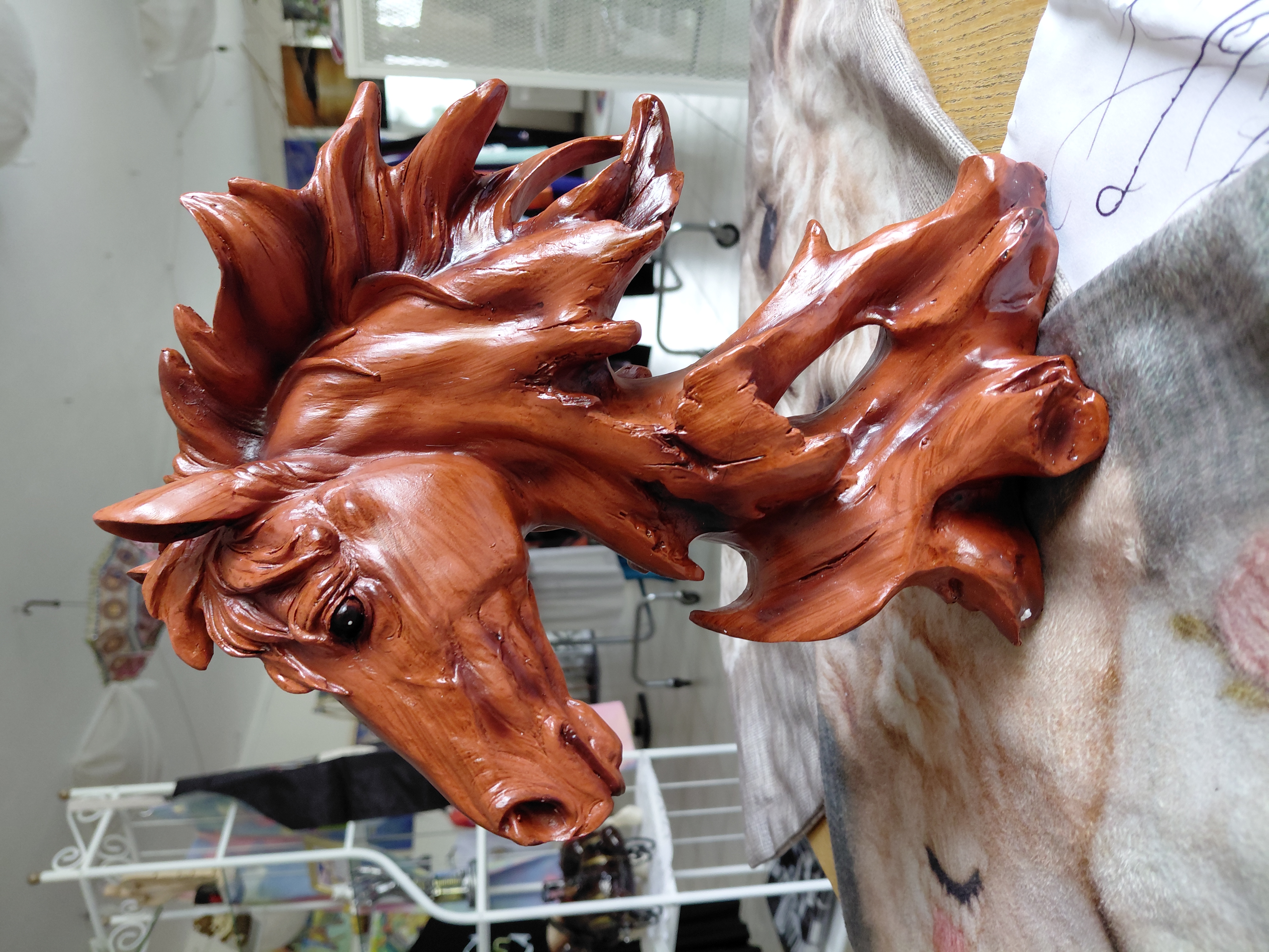 Skulptur eines Pferdekopfes