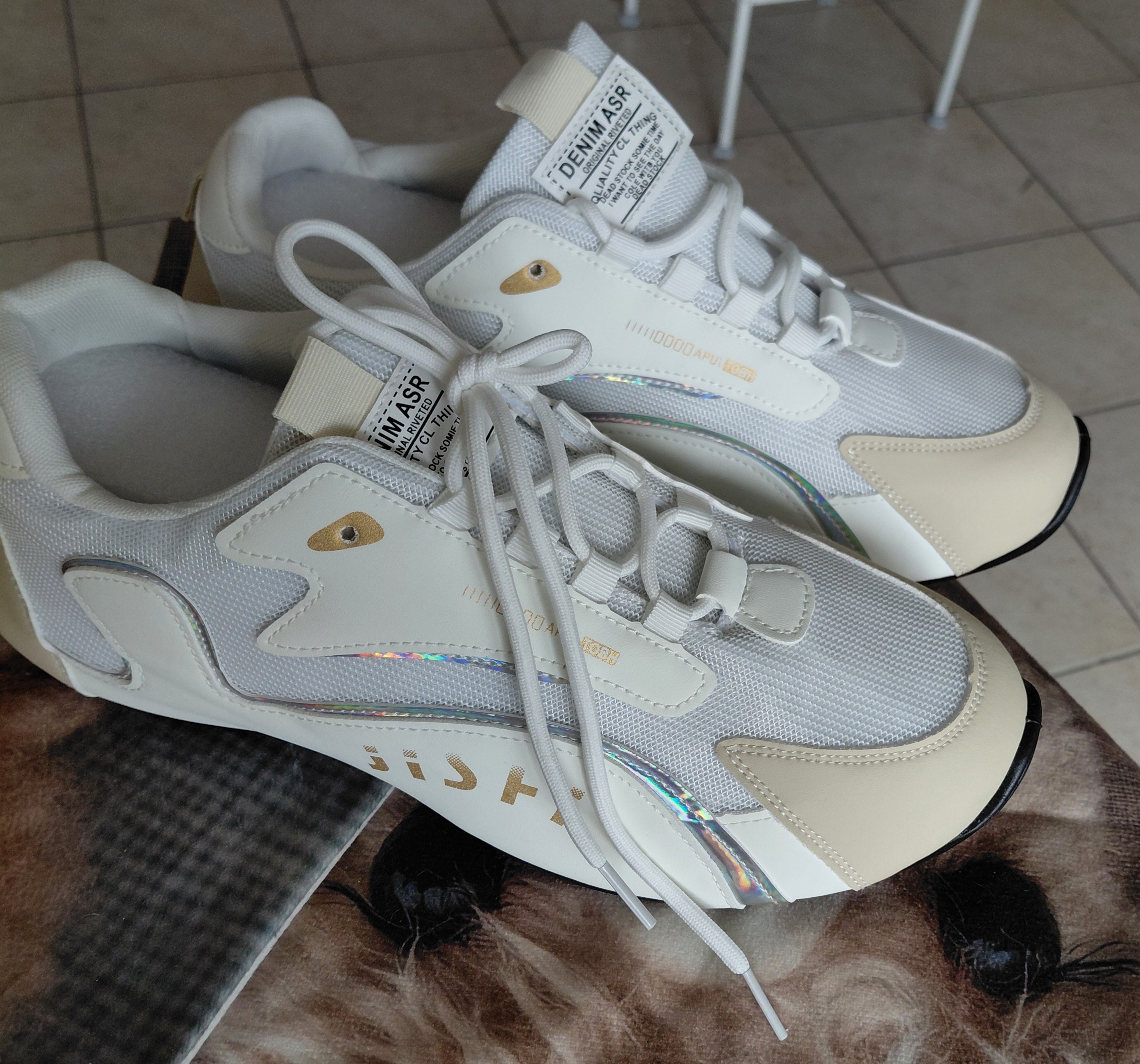 Weiße Turnschuhe