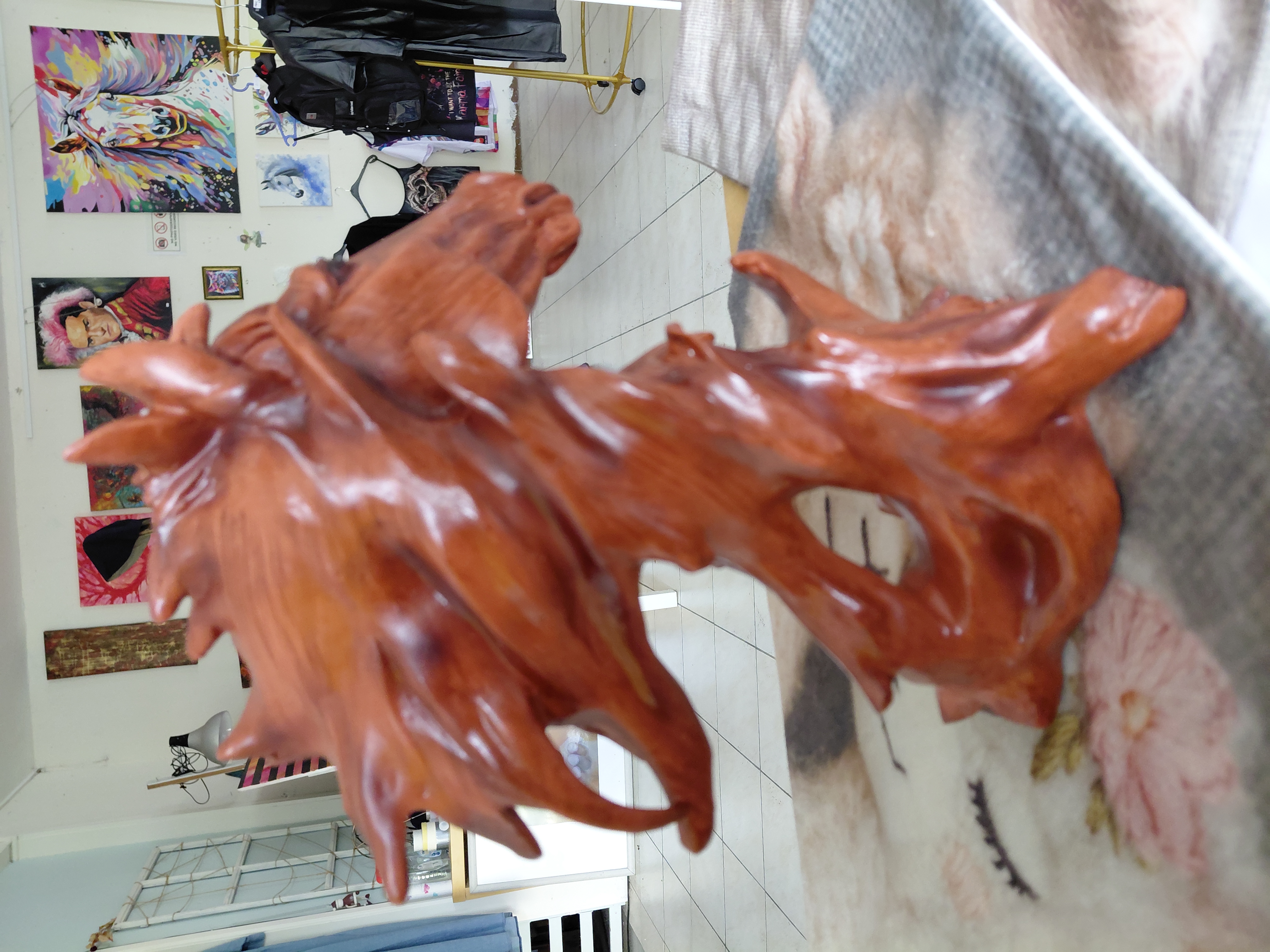 Skulptur eines Pferdekopfes