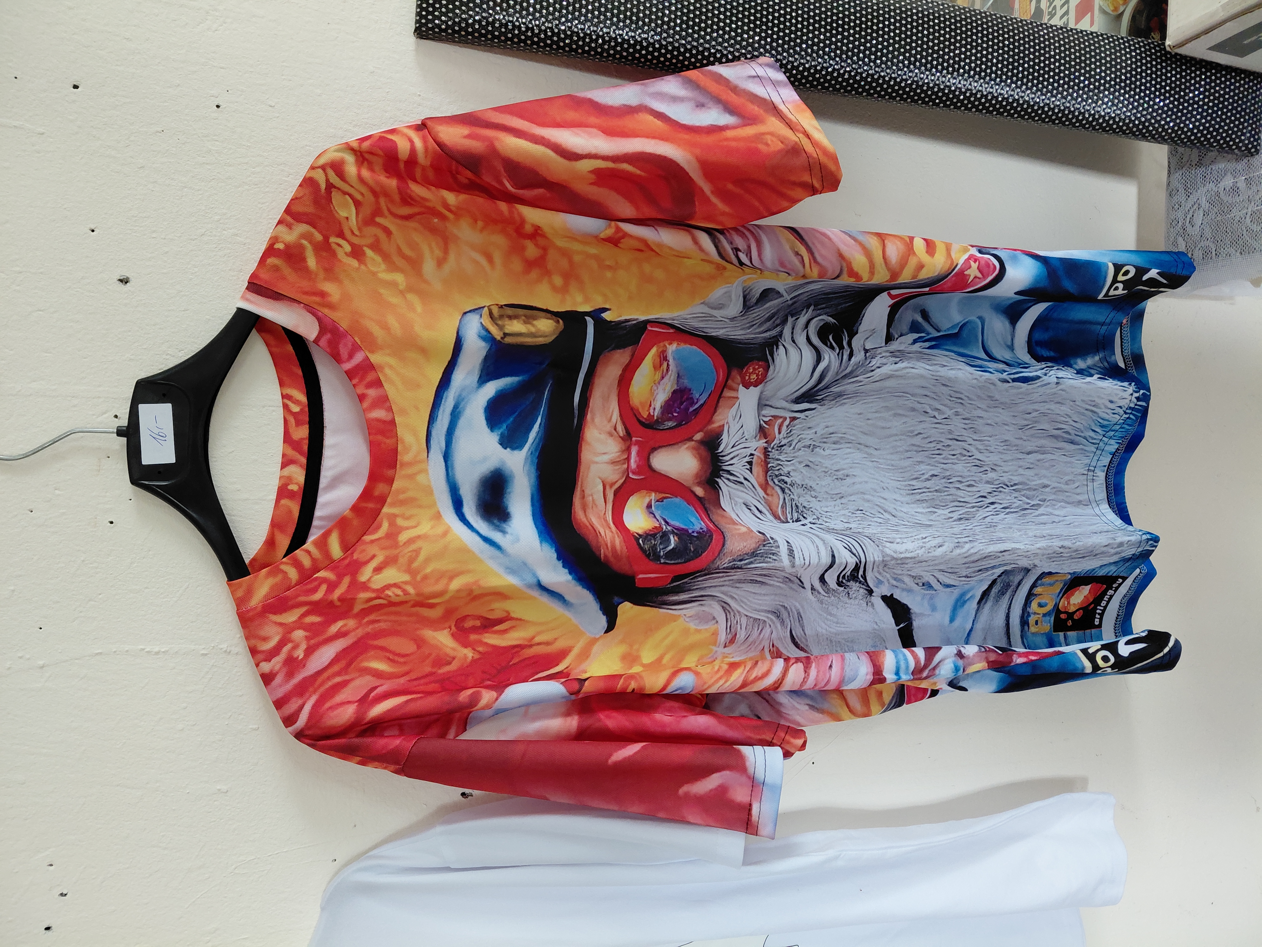 Buntes T-Shirt mit auffälligem Print