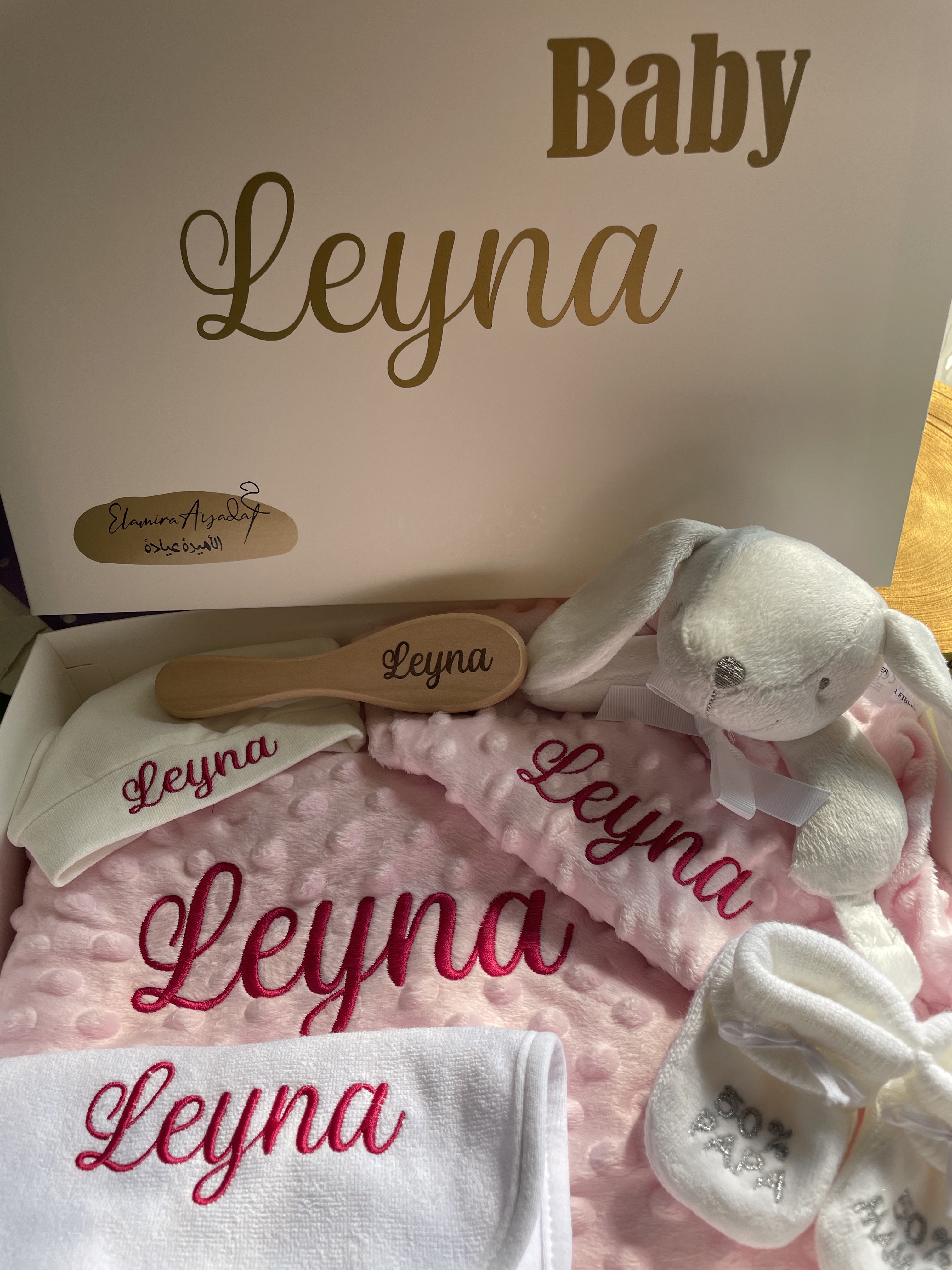 Coffret Cadeau Naissance Personnalisé – Plaid, Doudou, Bavoir, Bonnet, Brosse, Chausson