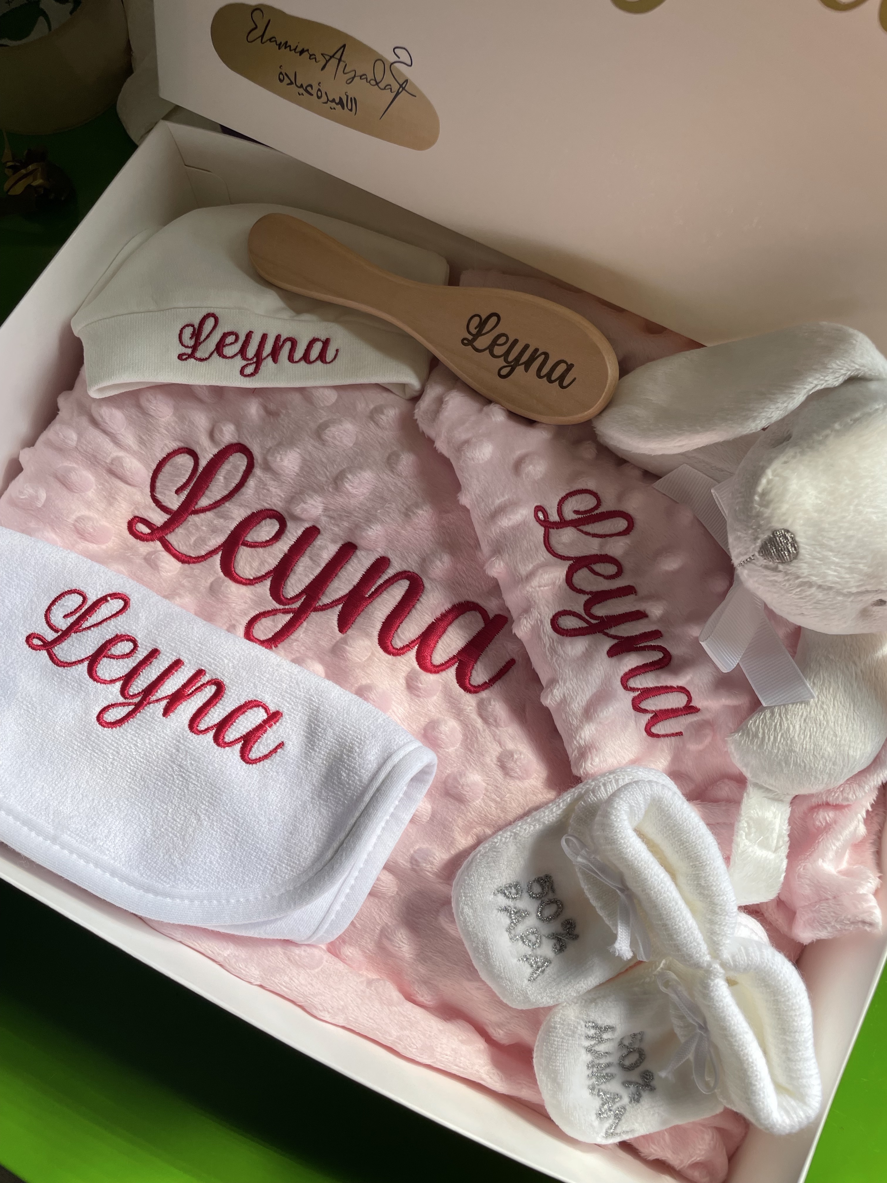 Coffret Cadeau Naissance Personnalisé – Plaid, Doudou, Bavoir, Bonnet, Brosse, Chausson