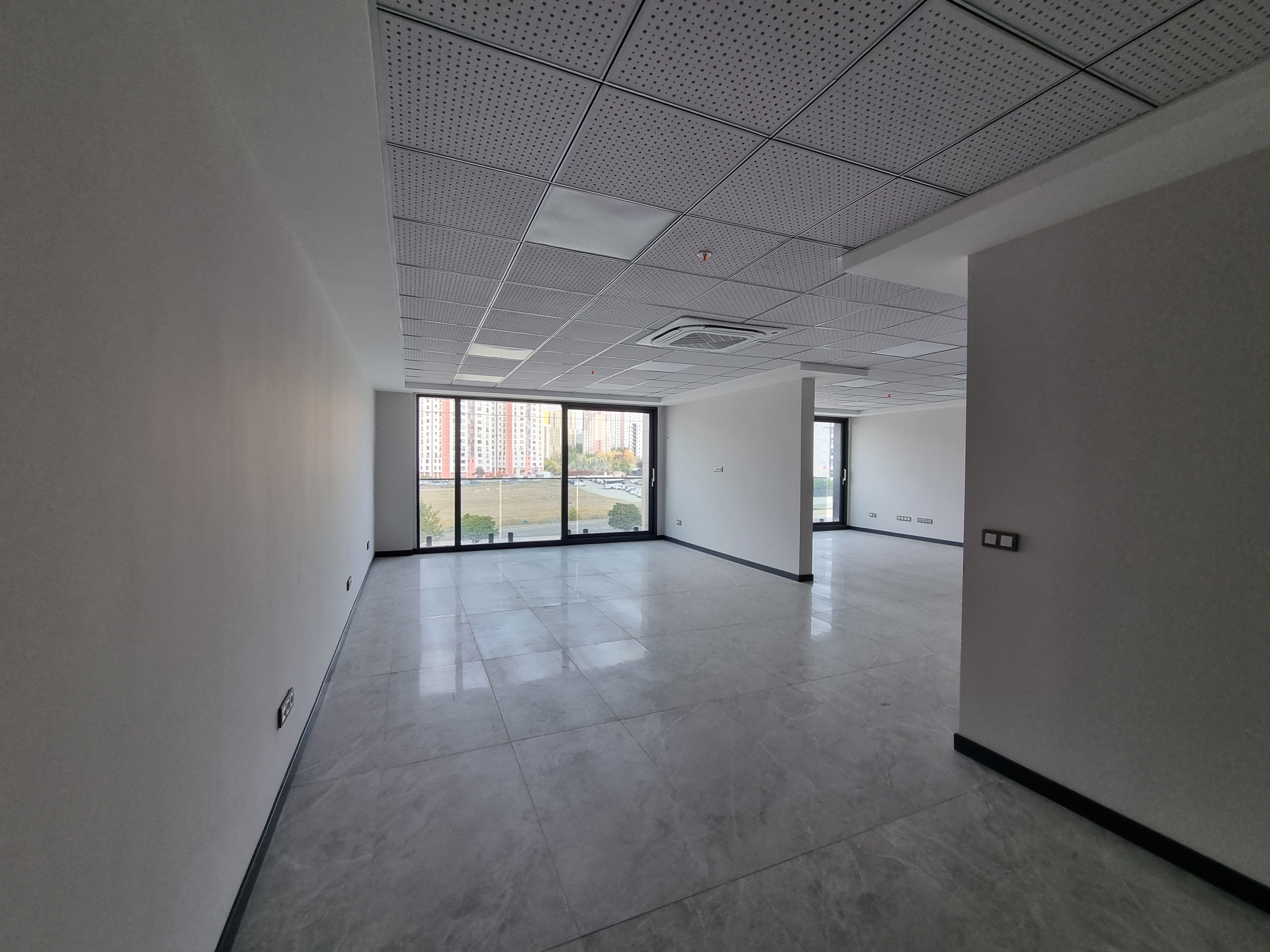 FARAS OFISTE ON CEPHE OZEL TASARIM YAPILI KIRALIK 100 m2 OFIS