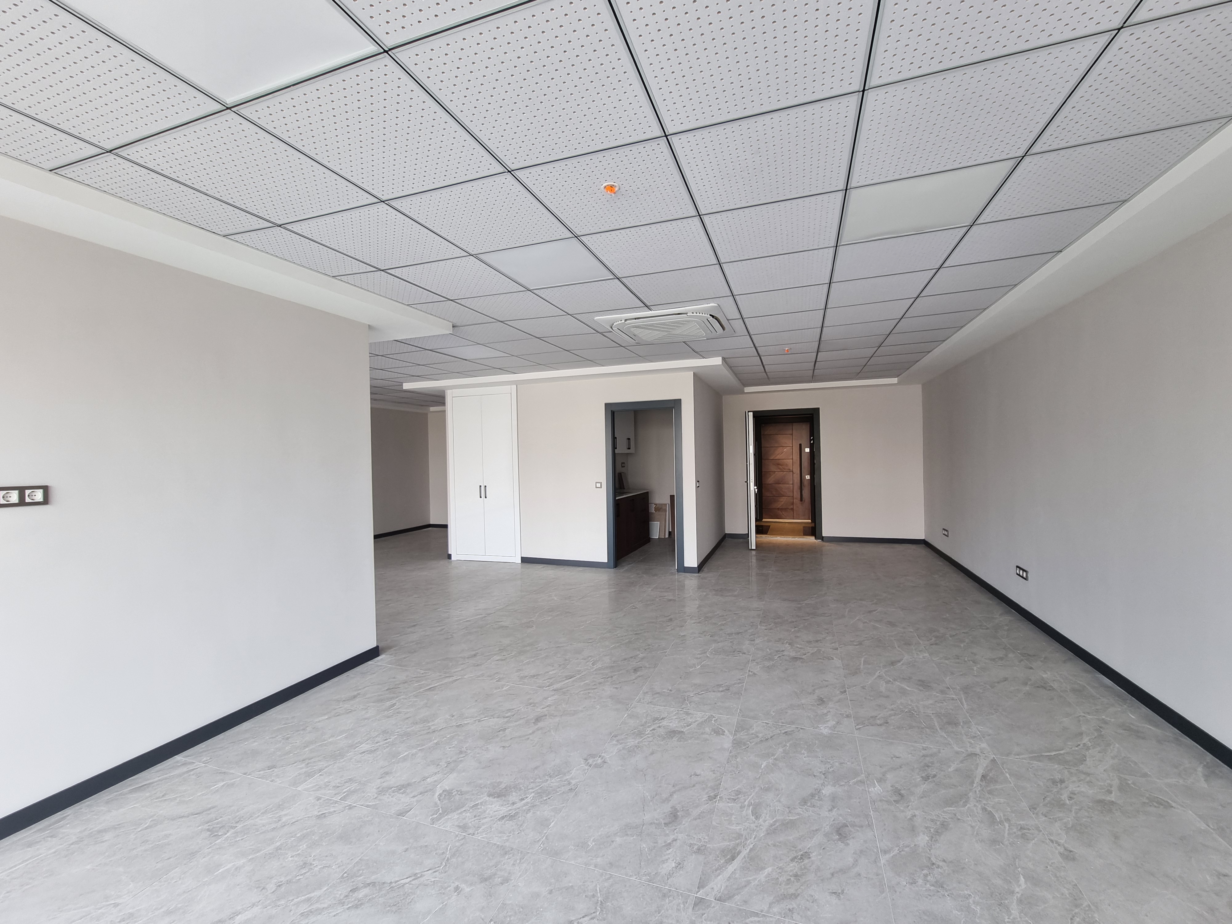 FARAS OFISTE ON CEPHE OZEL TASARIM YAPILI KIRALIK 100 m2 OFIS